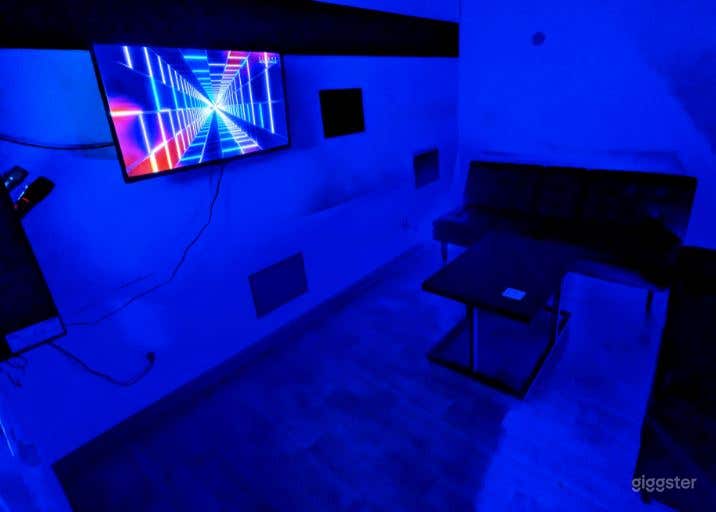 Karaoke Room B for 6 Guests Photo 3