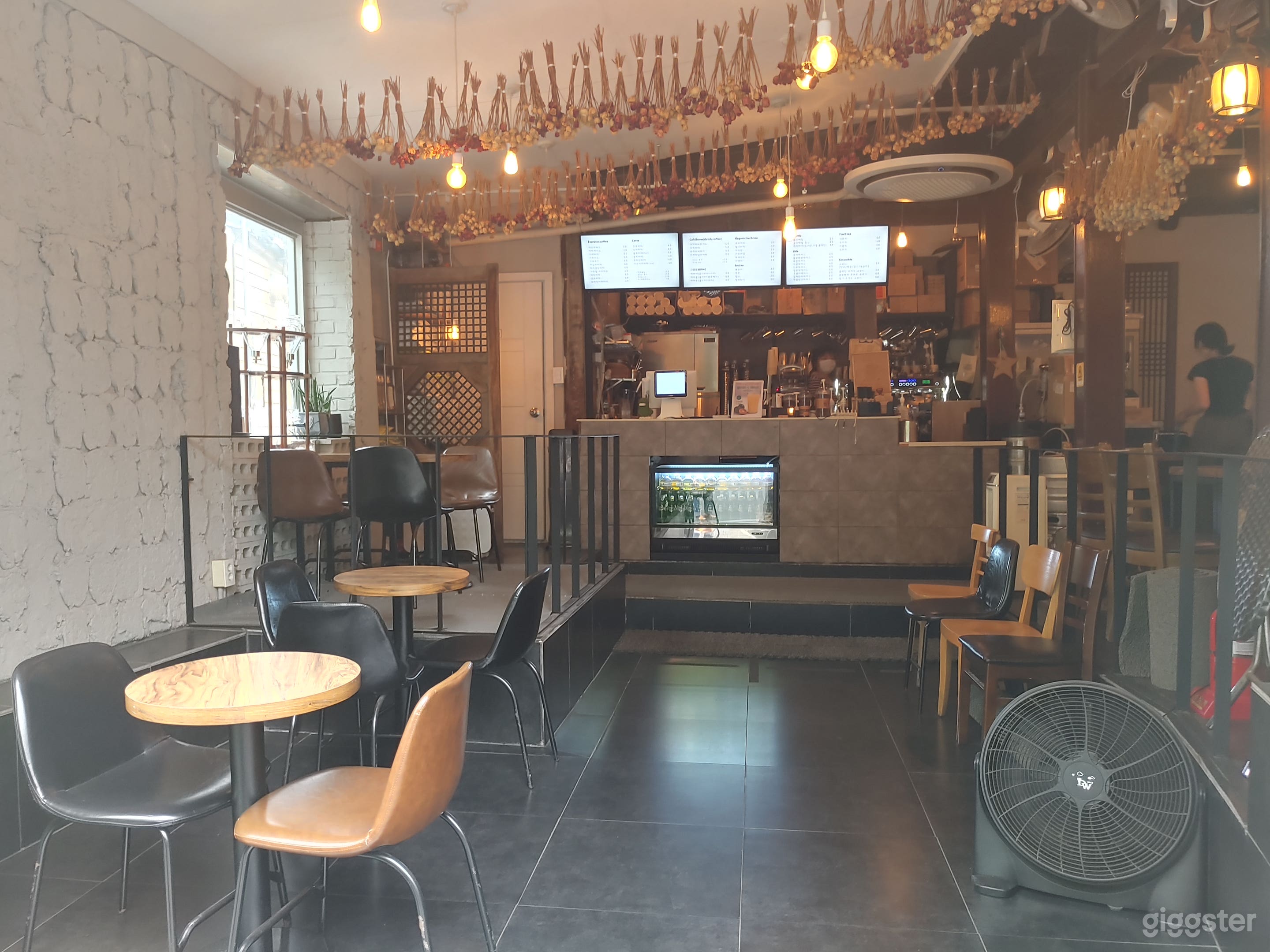종로 한옥 감성 카페 | Warm Minimal Café Space Photo 1