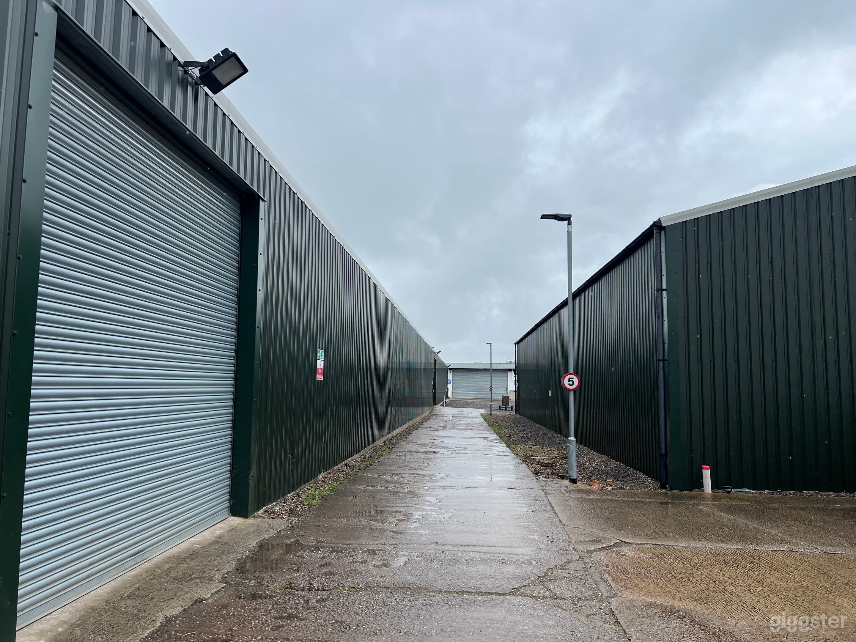 Outdoor commercial / Units