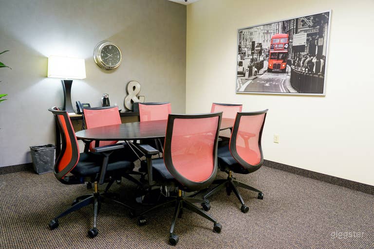  6-seat Modern, Stylish Meeting Space in Allen, TX 