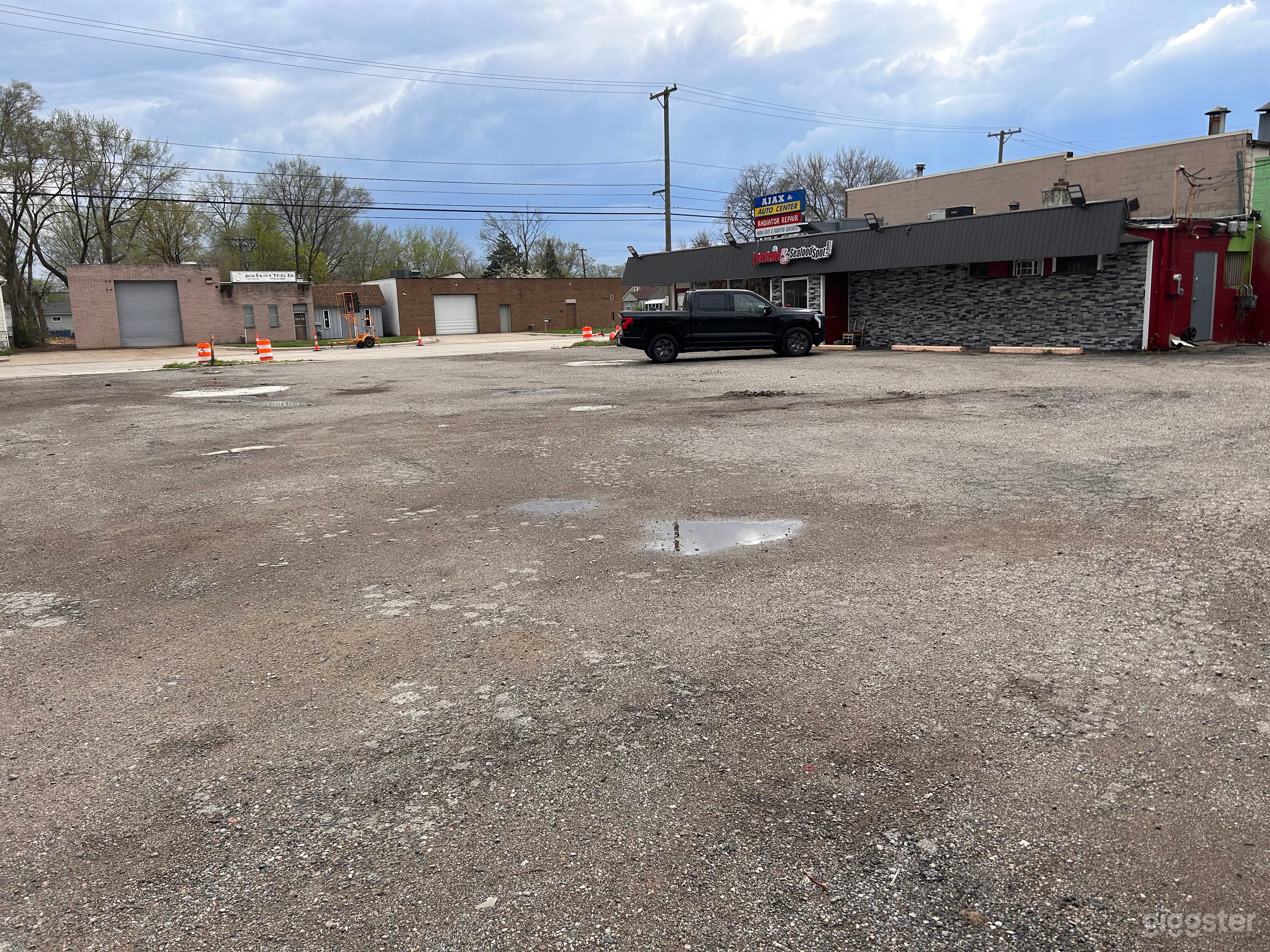 Restaurant and Parking lot with 6000 Sq foot parking lot