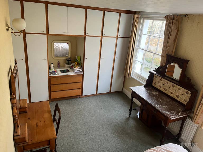  Classic Islington townhouse with dated interiors 