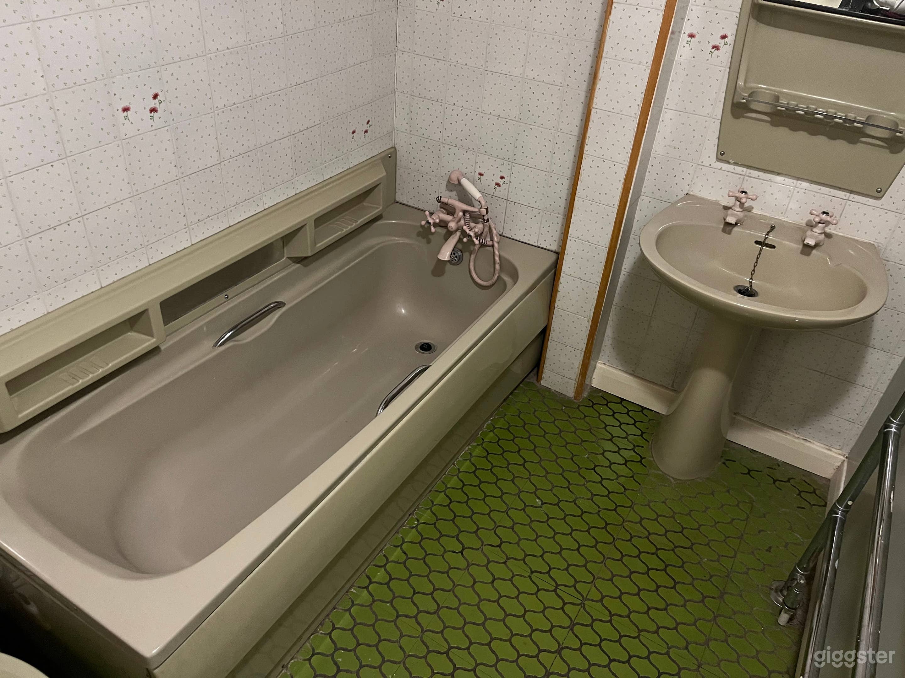 Classic Islington townhouse with dated interiors Photo 3