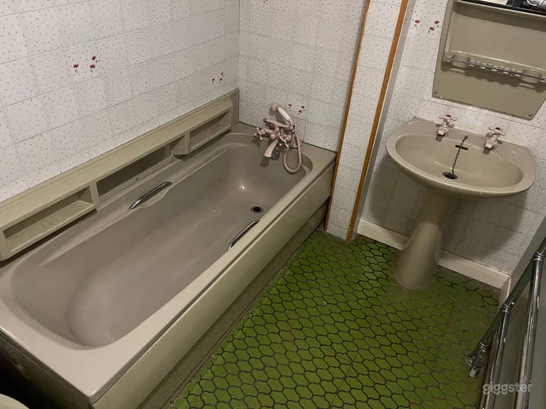  Classic Islington townhouse with dated interiors 