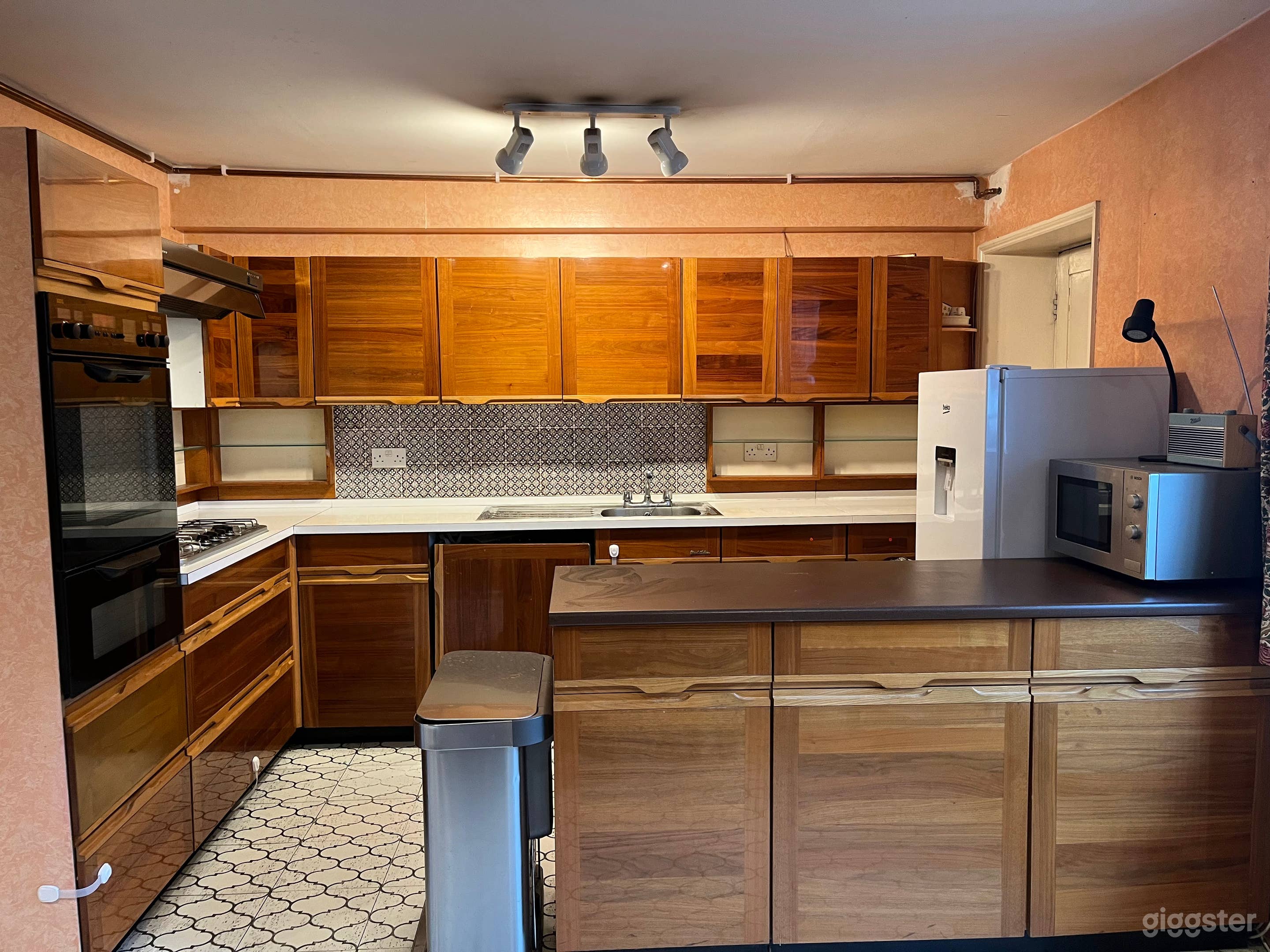 Classic Islington townhouse with dated interiors Photo 2