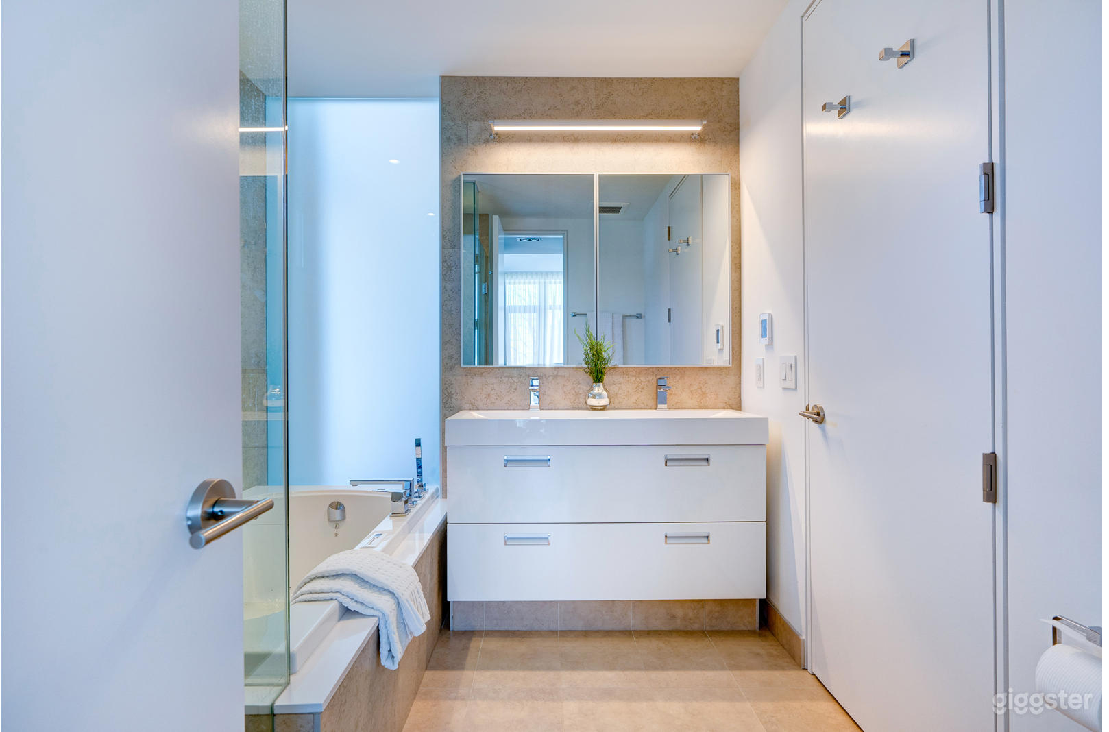 2nd floor ensuite washroom. 