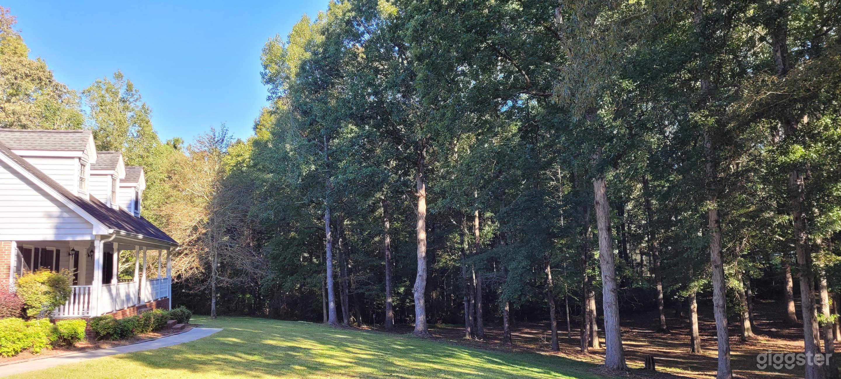 Picturesque Home Outdoor Filming-Inside Negotiable Photo 3