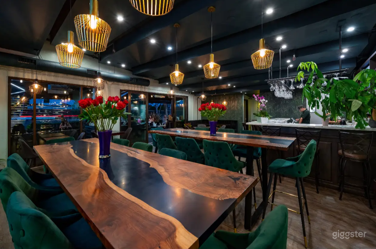  Elegant Spacious Indoor Restaurant 