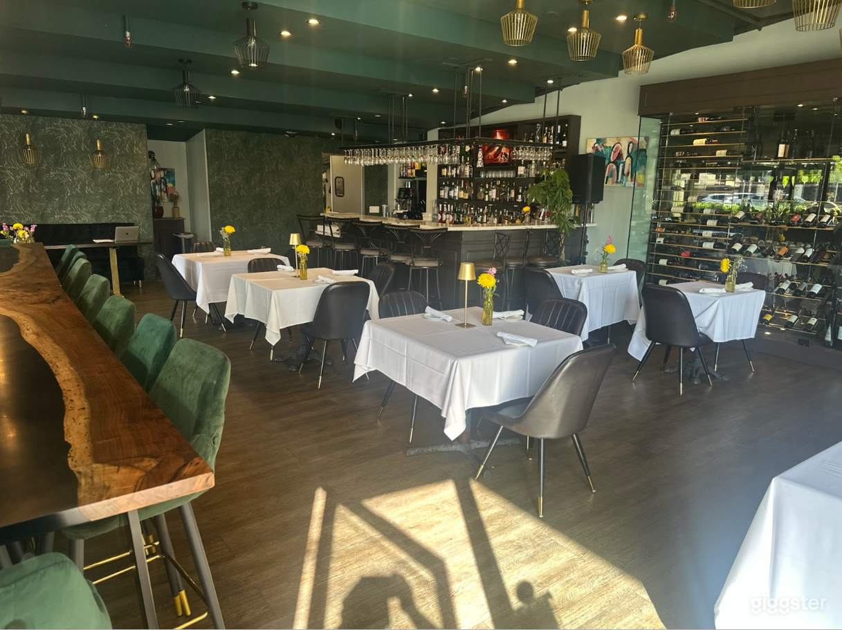 Elegant Spacious Indoor Restaurant Photo 3