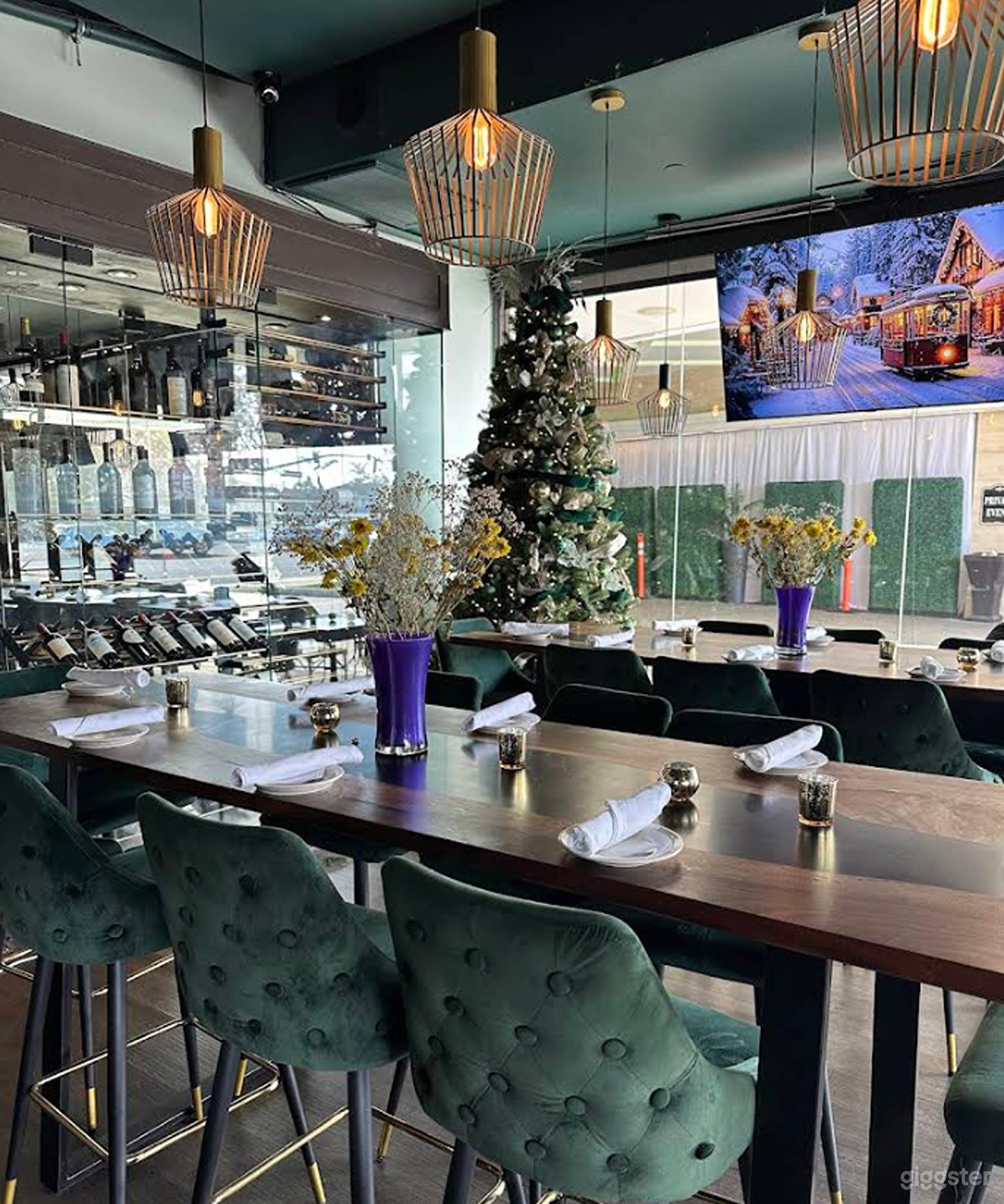 Elegant Spacious Indoor Restaurant Photo 4