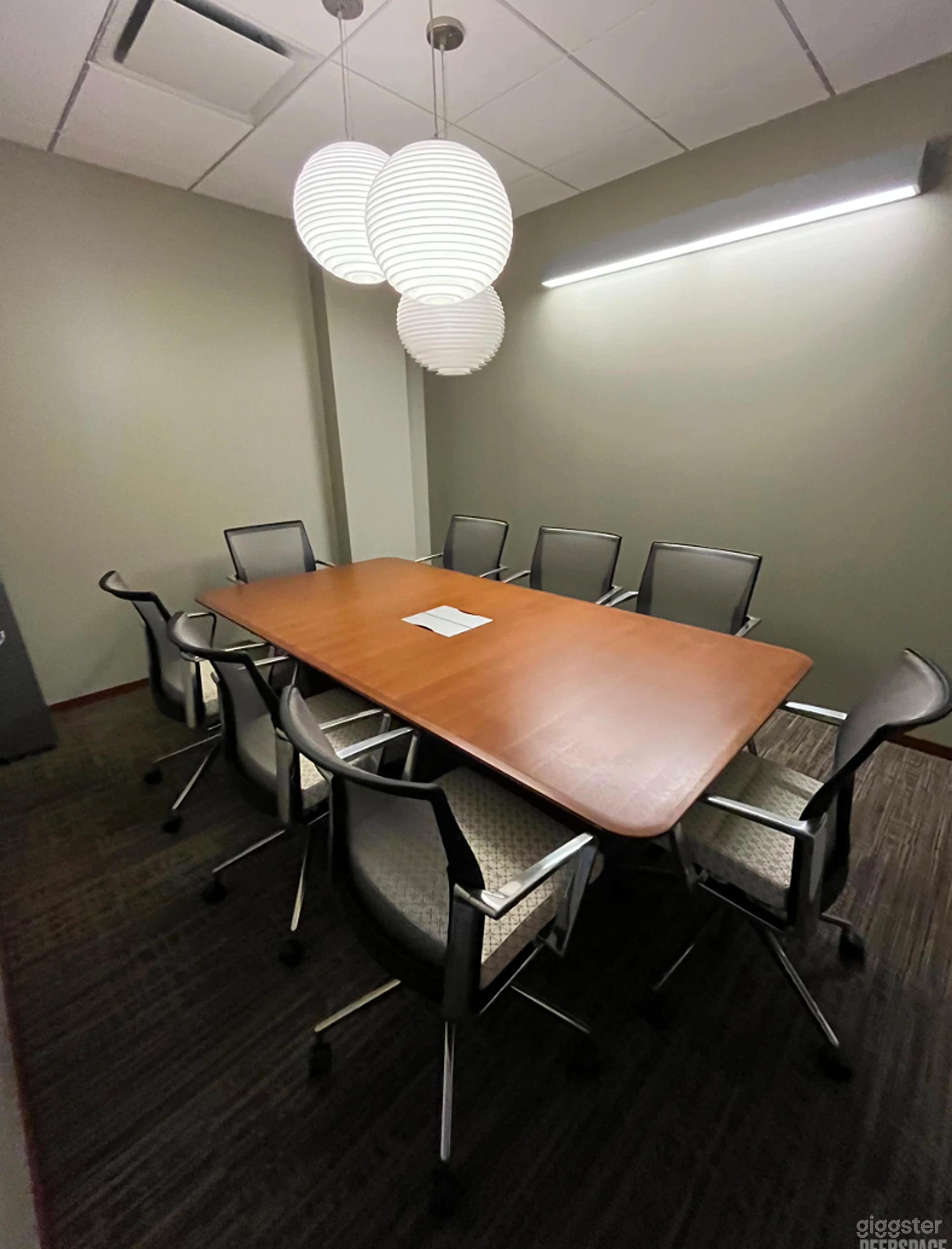 Private Professional 8-Person Meeting Room Photo 1