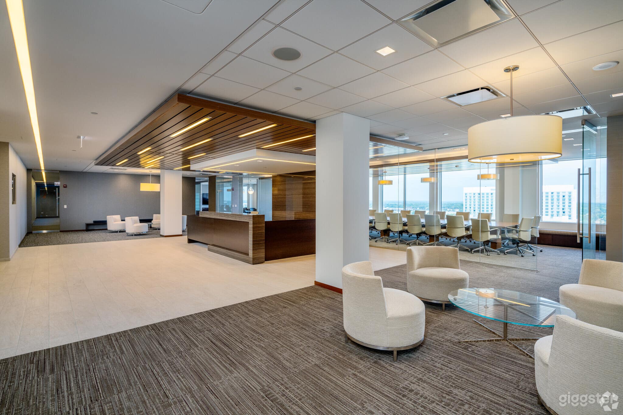 Private Professional 8-Person Meeting Room Photo 2