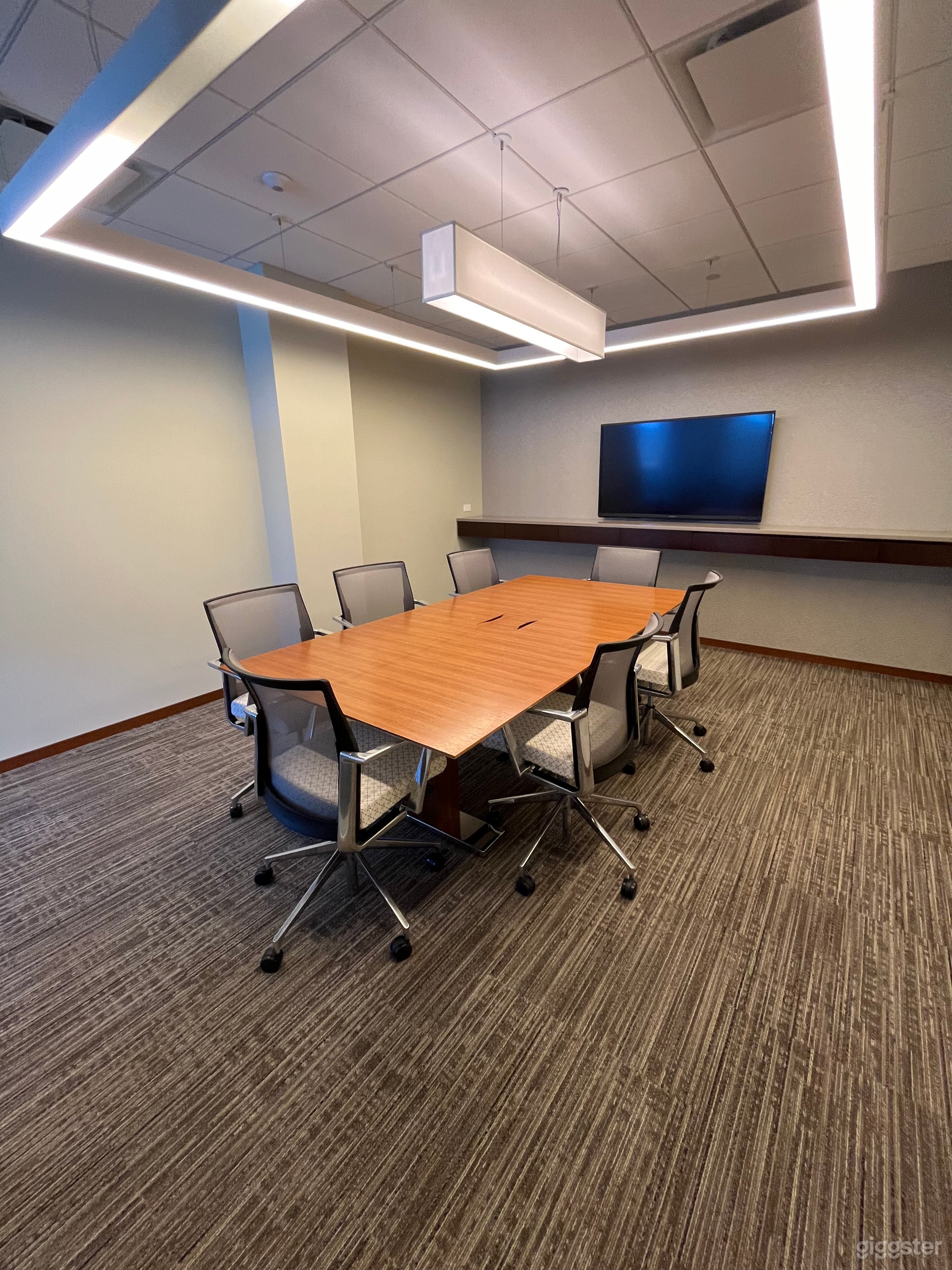 Private Professional 8-Person Meeting Room Photo 3