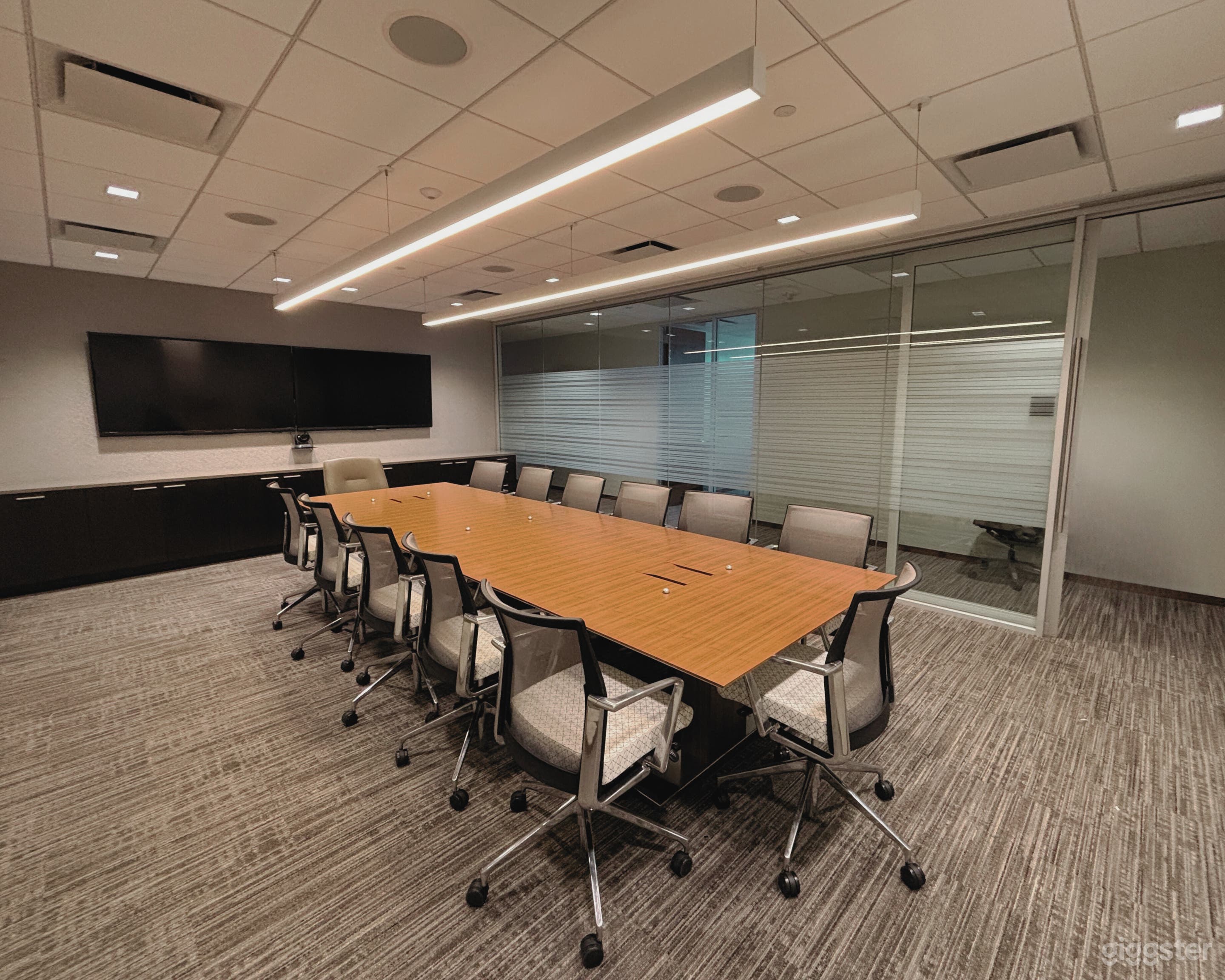 Private Professional 8-Person Meeting Room Photo 4
