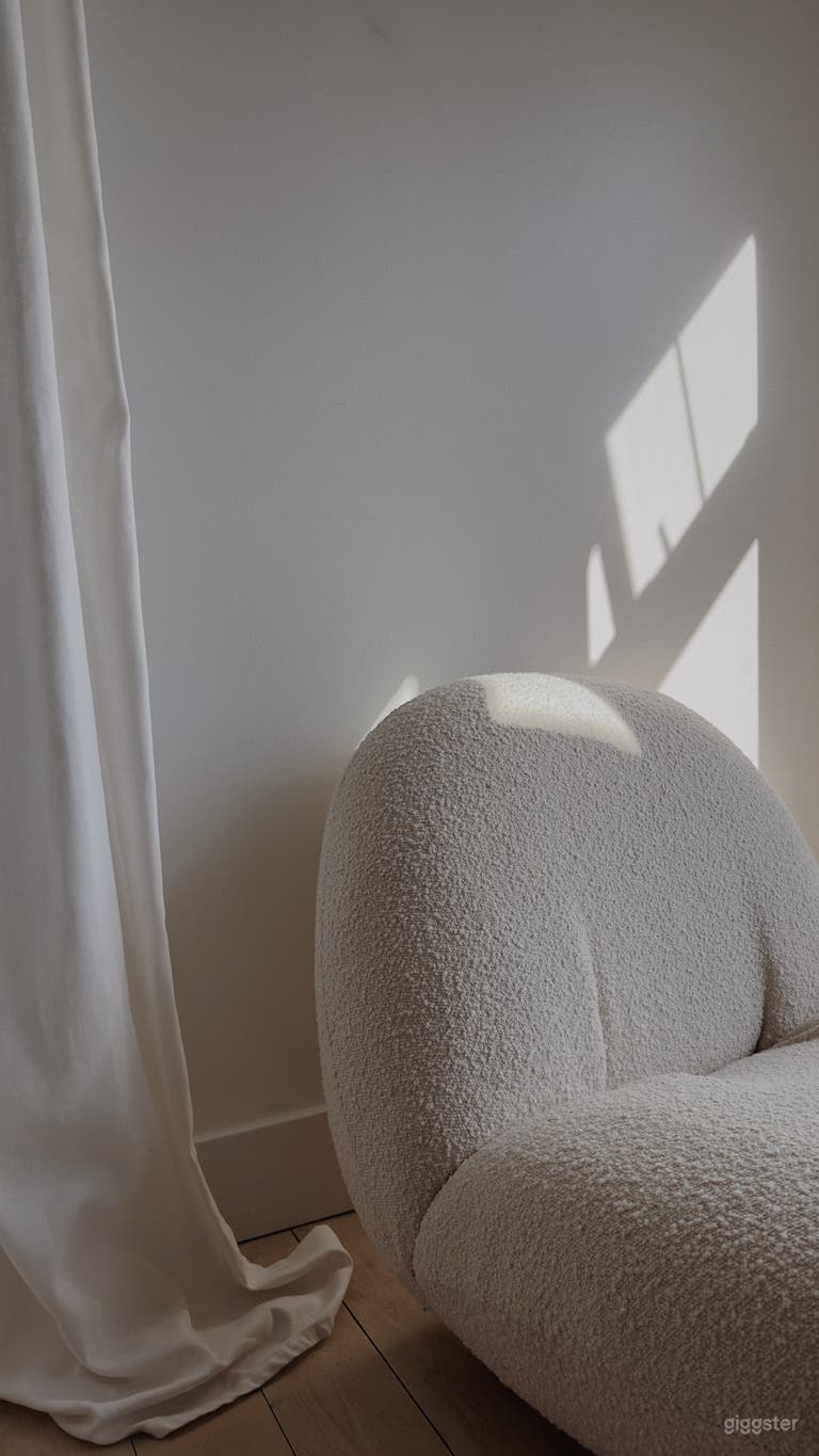  Bright Open Studio In South Surrey 