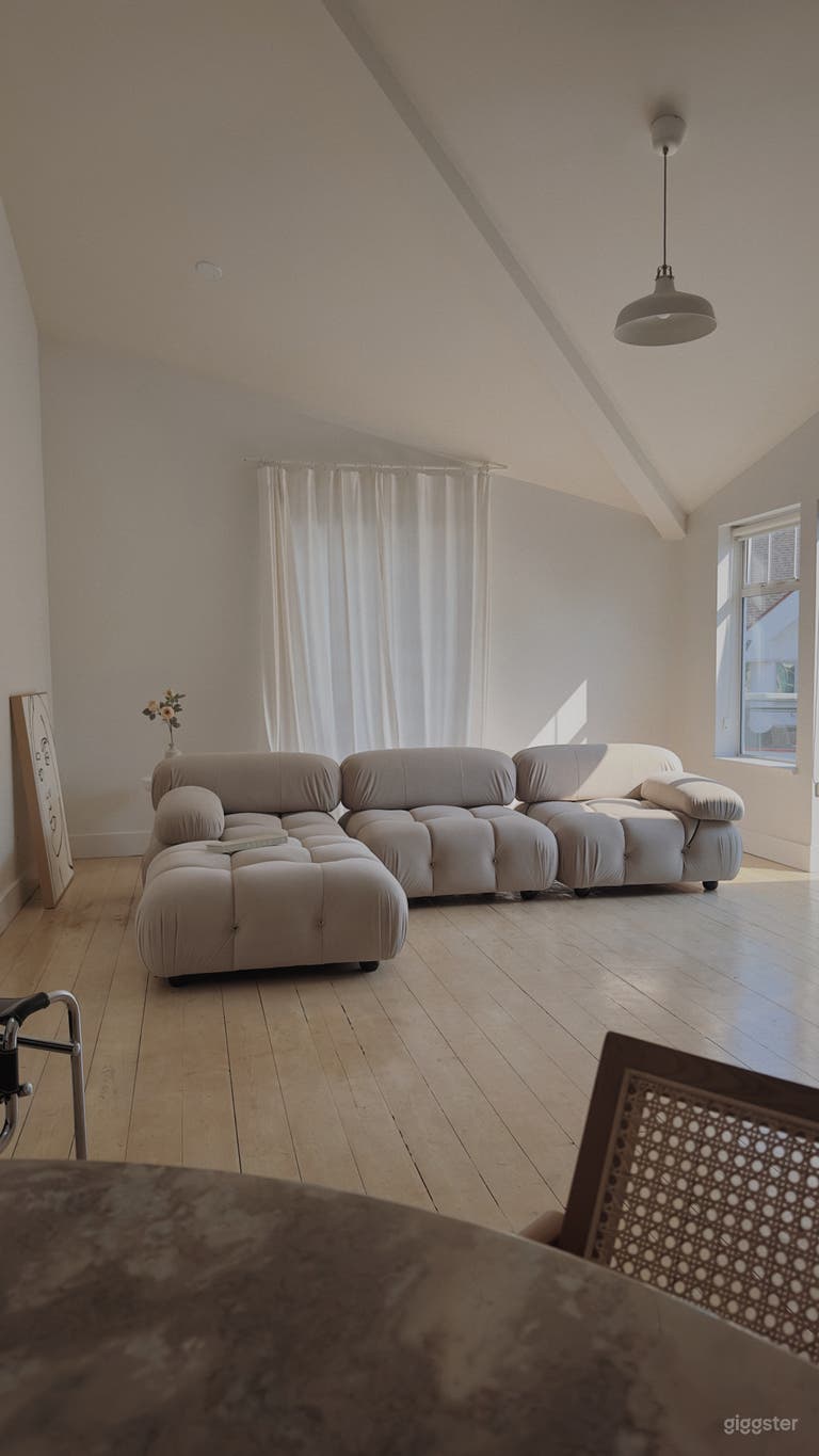  Bright Open Studio In South Surrey 