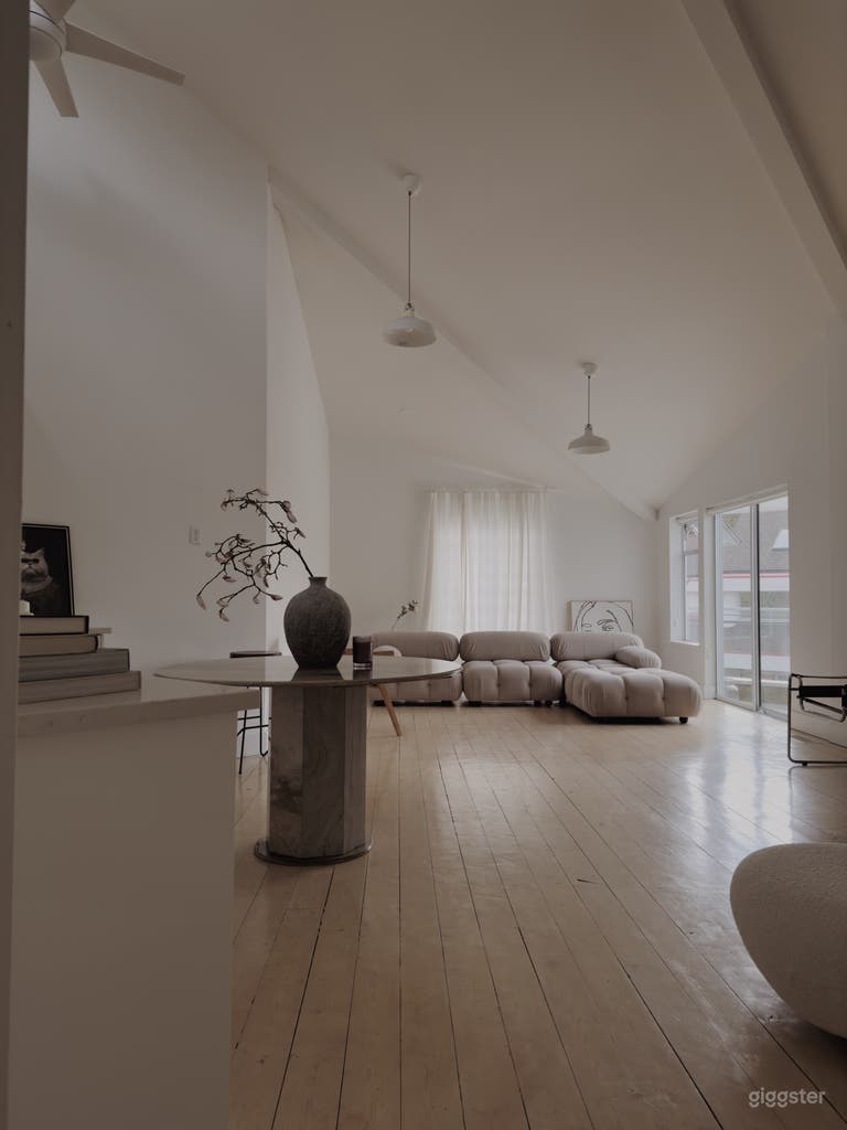  Bright Open Studio In South Surrey 