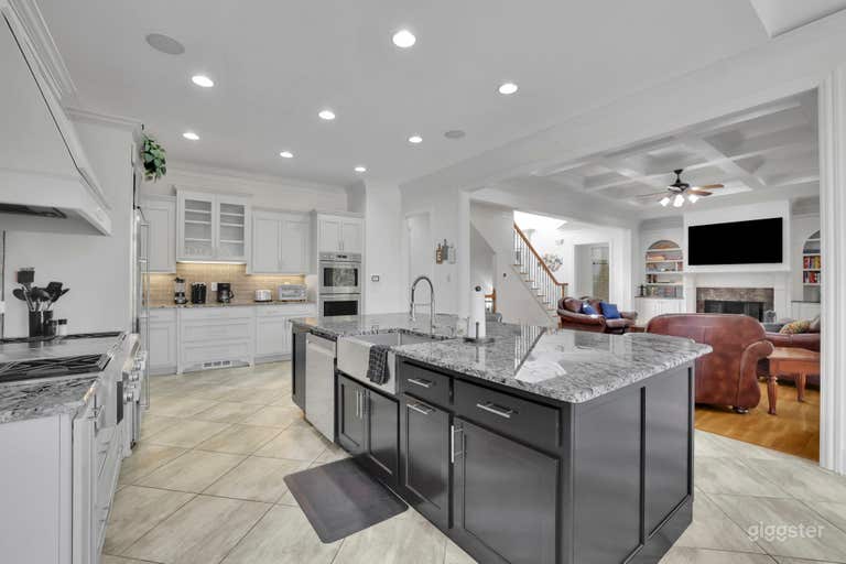  Kitchen &amp; Living Room 