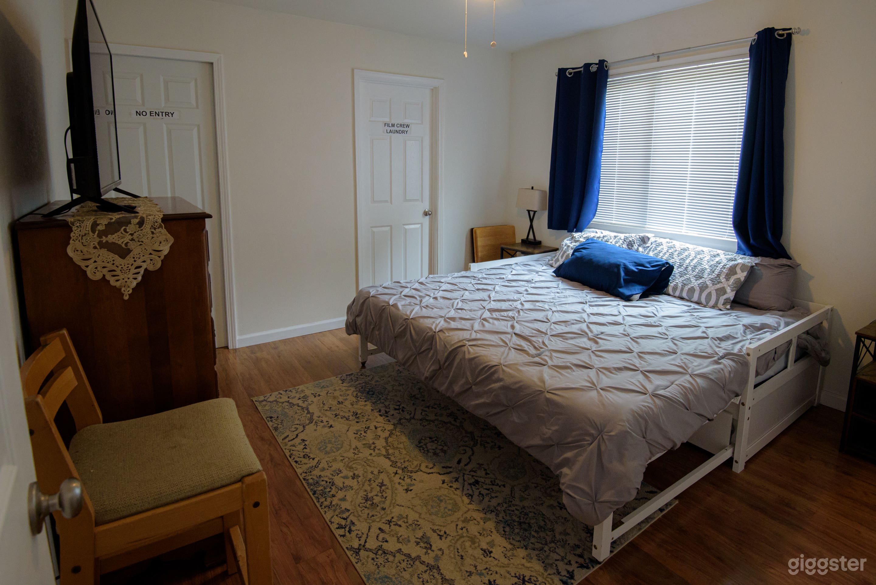 Gas Station, Desert Cliffs, House, Cinematic Meth Trailer Photo 4