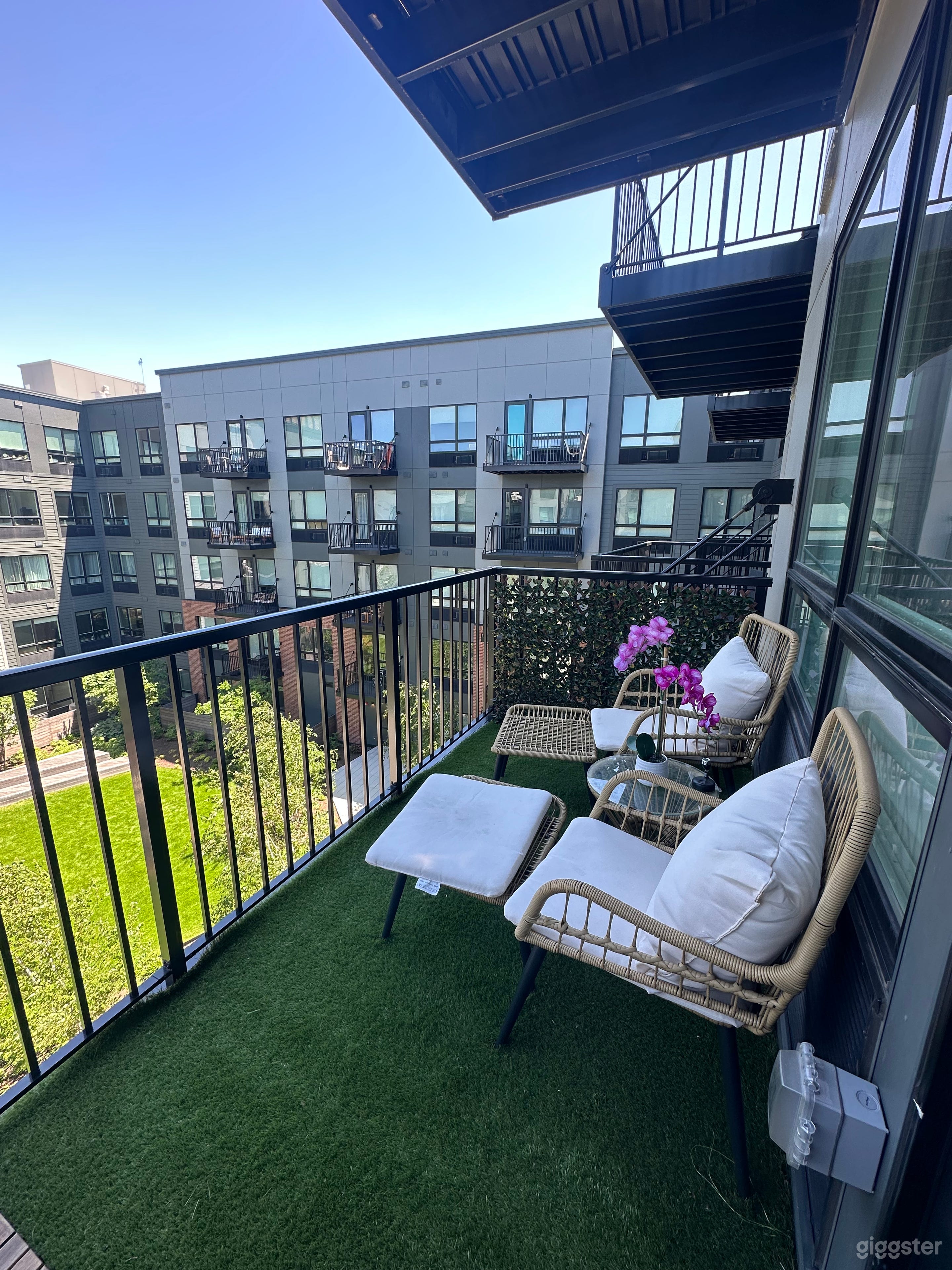 Euro summer meets modern design w private balcony Photo 2