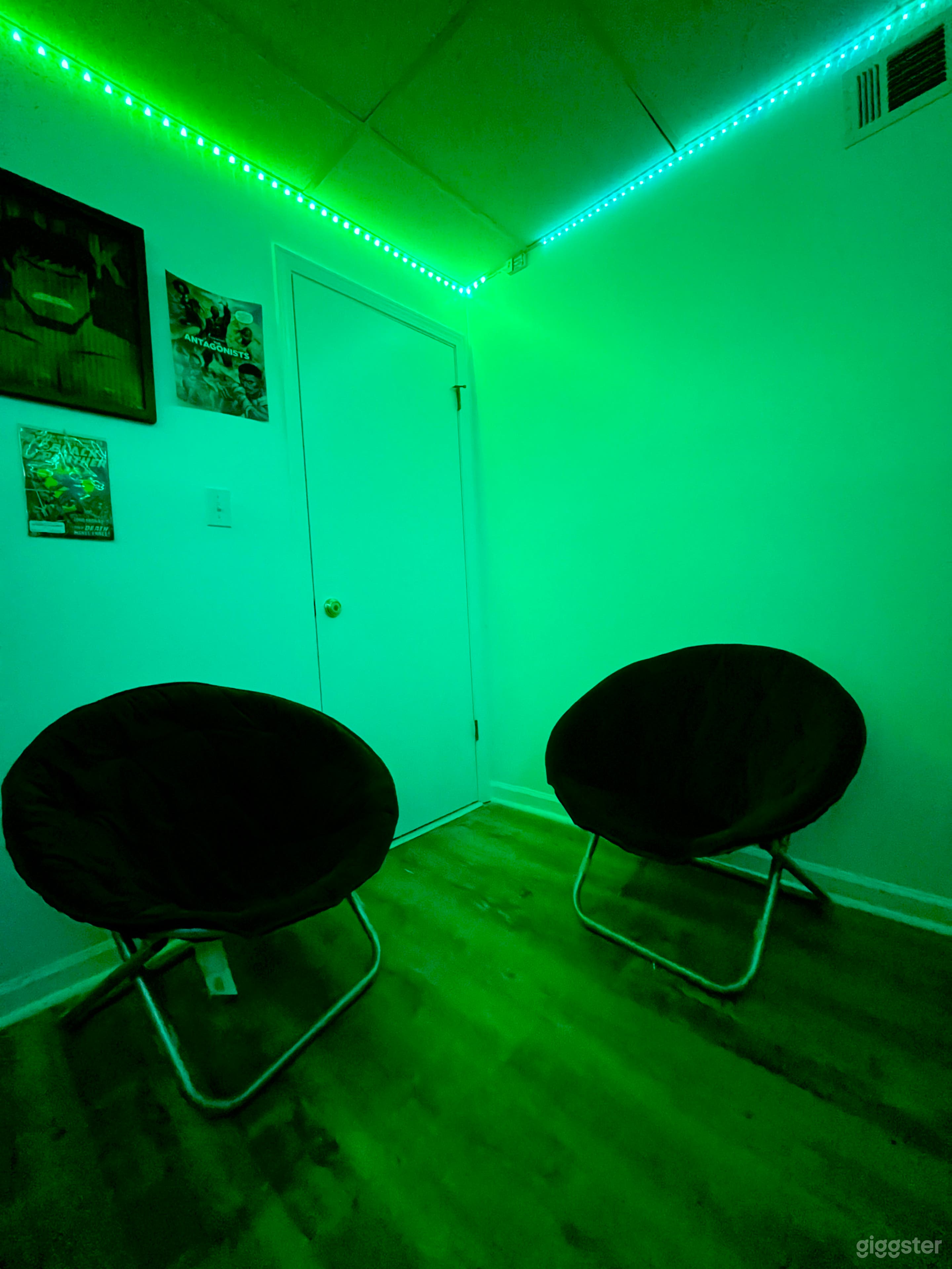 Behind the work area your guest can sit and keep you company