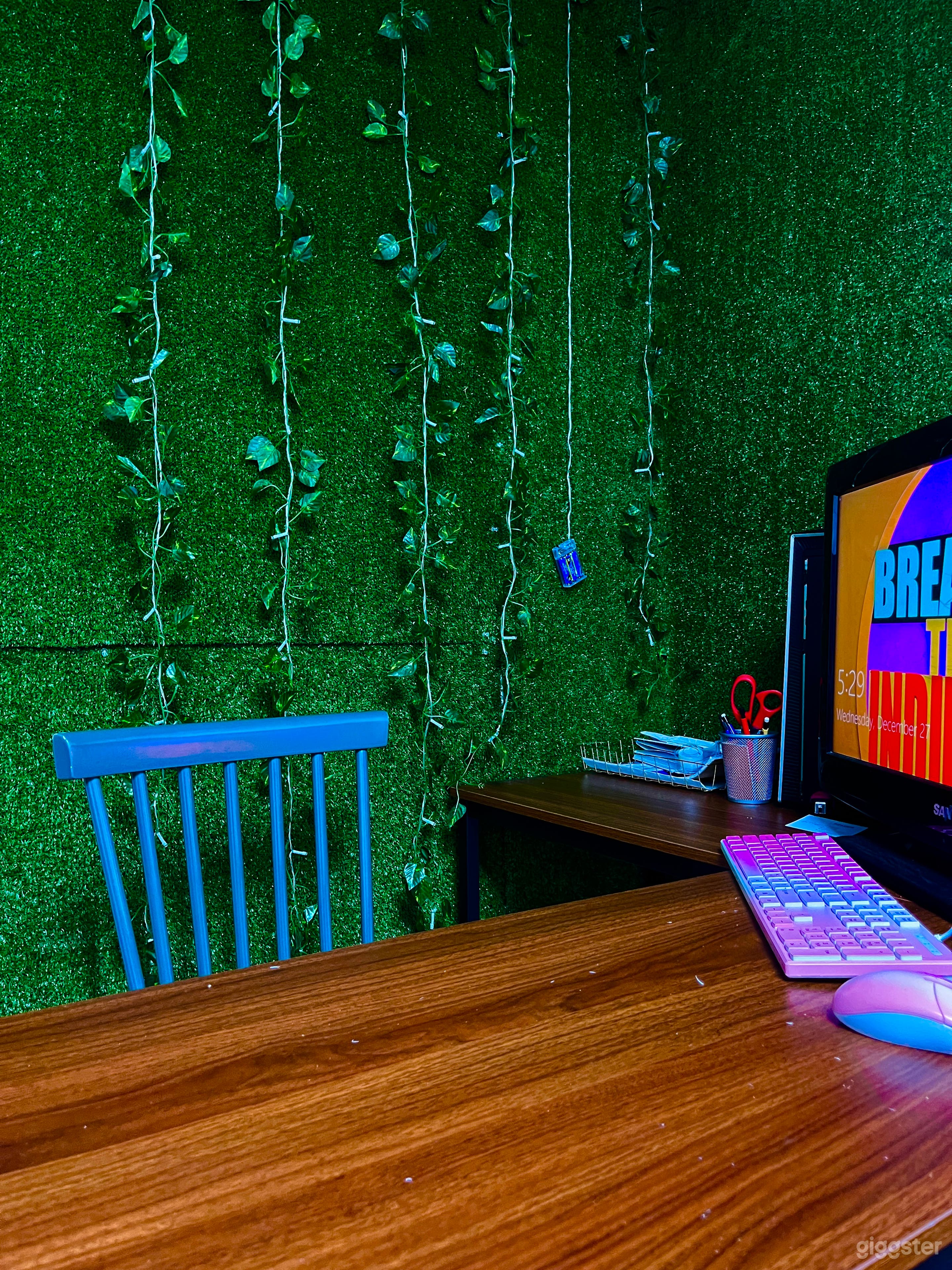 In the front waiting room there is another workspace to conduct video editing.