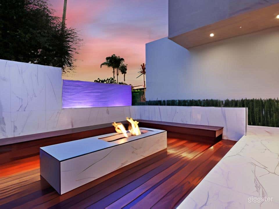 Pool in the Lucky Mansion Photo 4