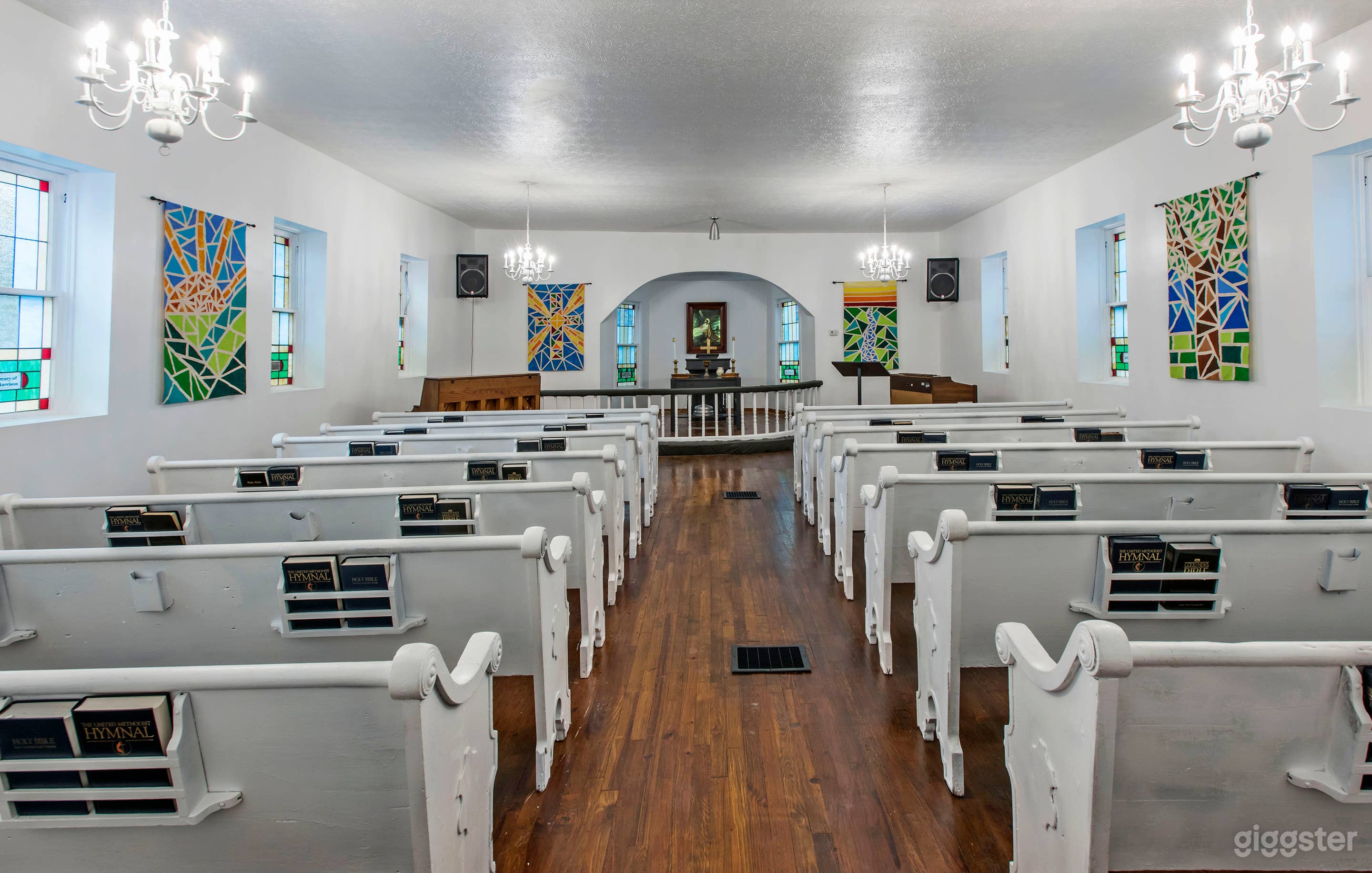 This adorable white inside features a center aisle and a white and grey decor that will work well with anything you would like to add! 
