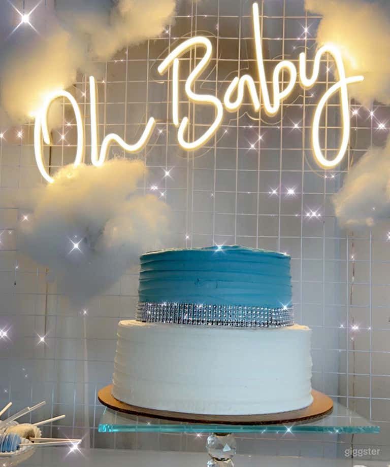  2400 SQFT White Room 