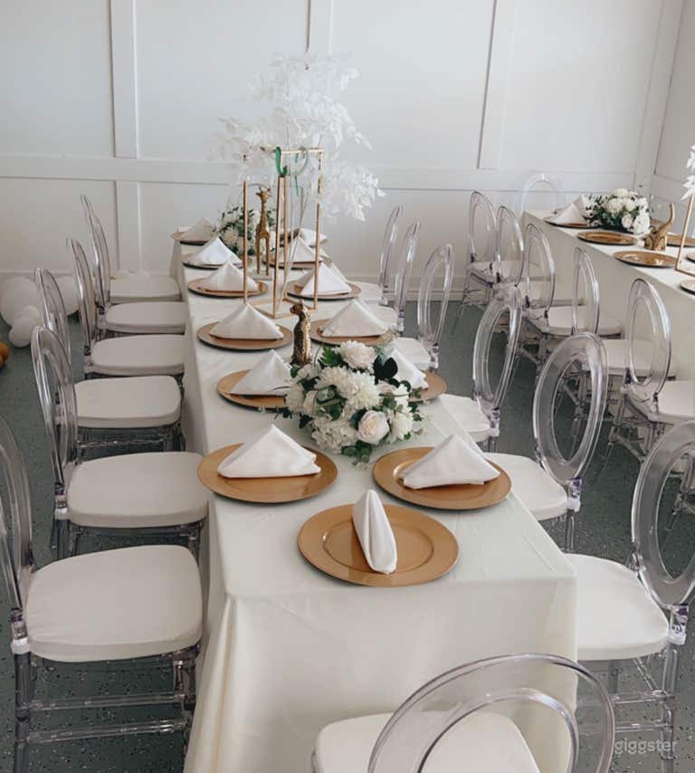  2400 SQFT White Room 