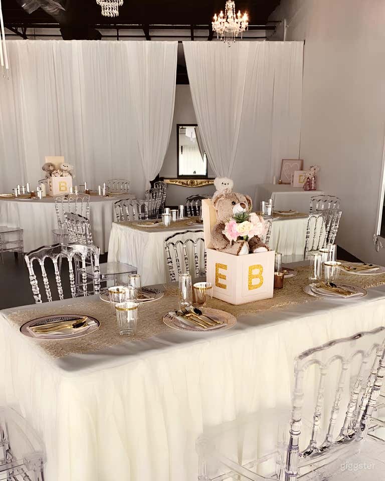  2400 SQFT White Room 