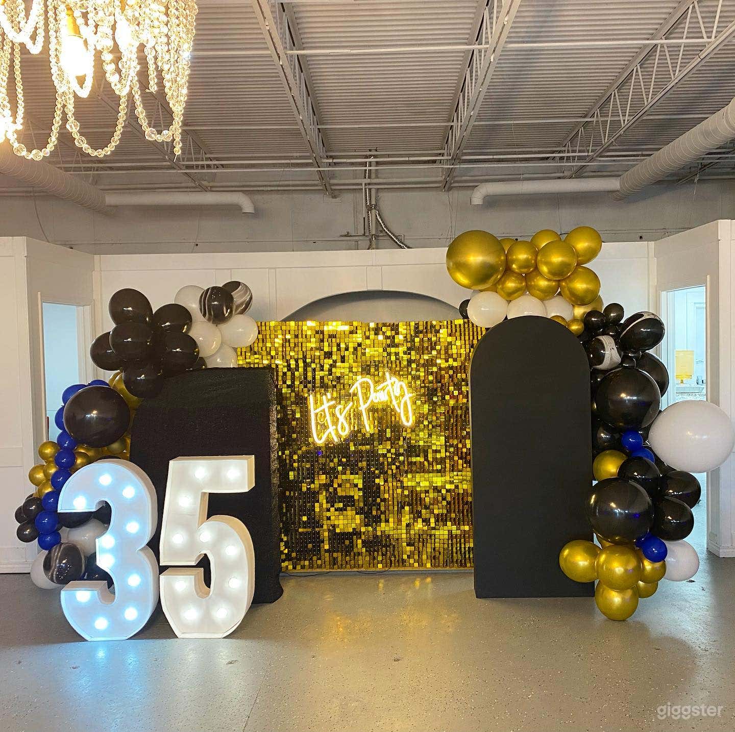 2400 SQFT White Room Photo 3