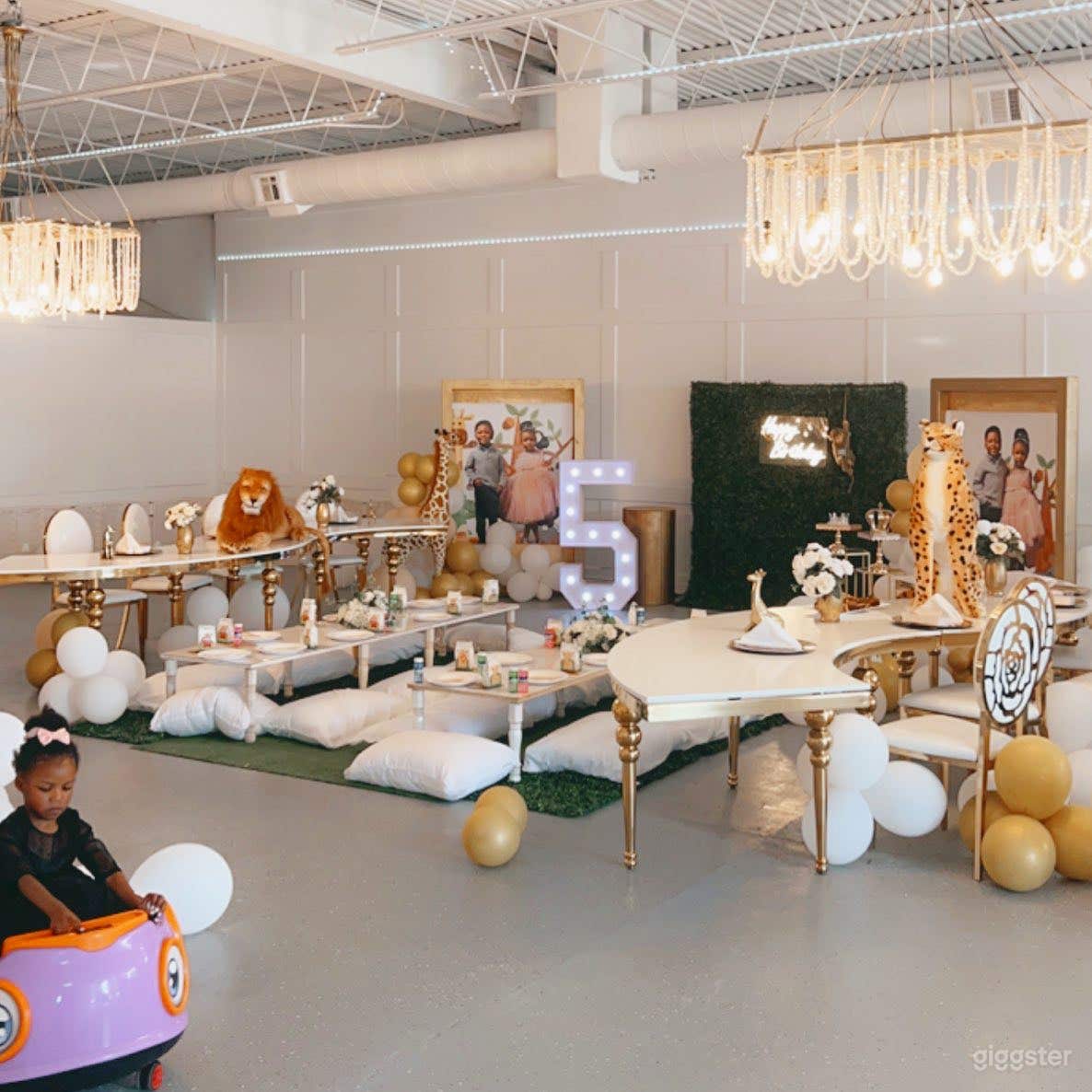 2400 SQFT White Room Photo 2