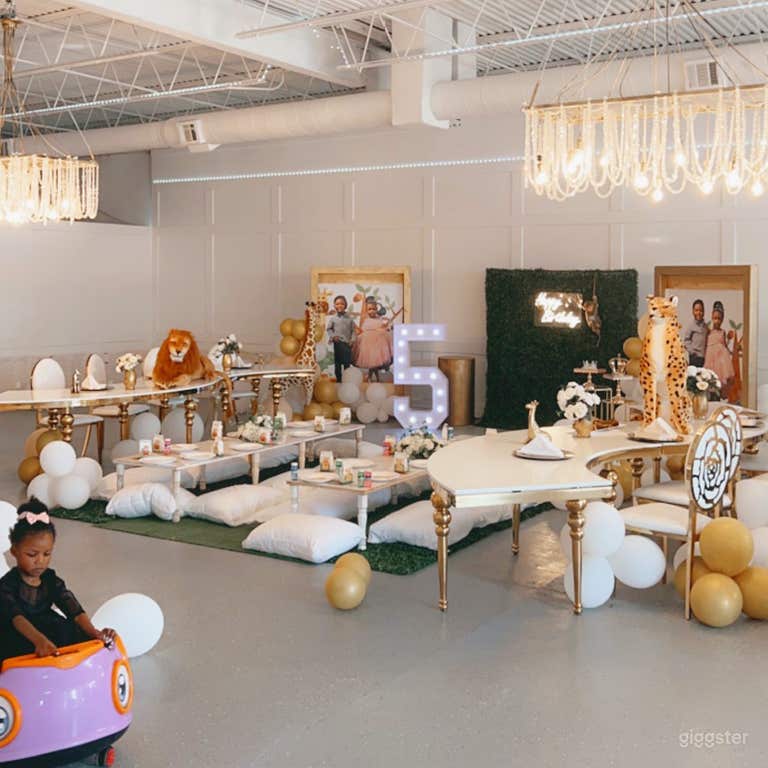  2400 SQFT White Room 