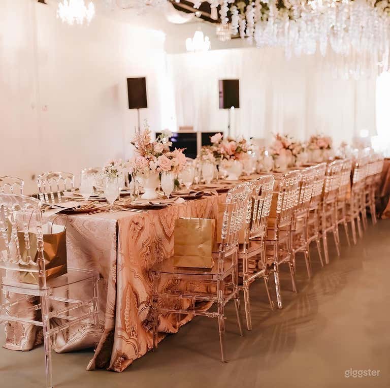  2400 SQFT White Room 