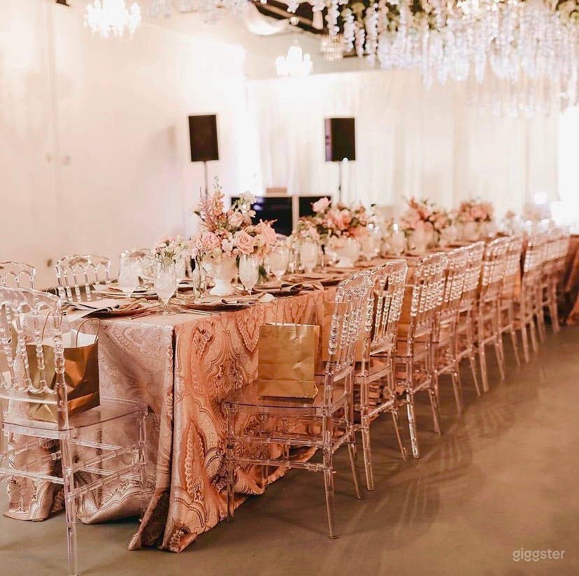 2400 SQFT White Room Photo 1