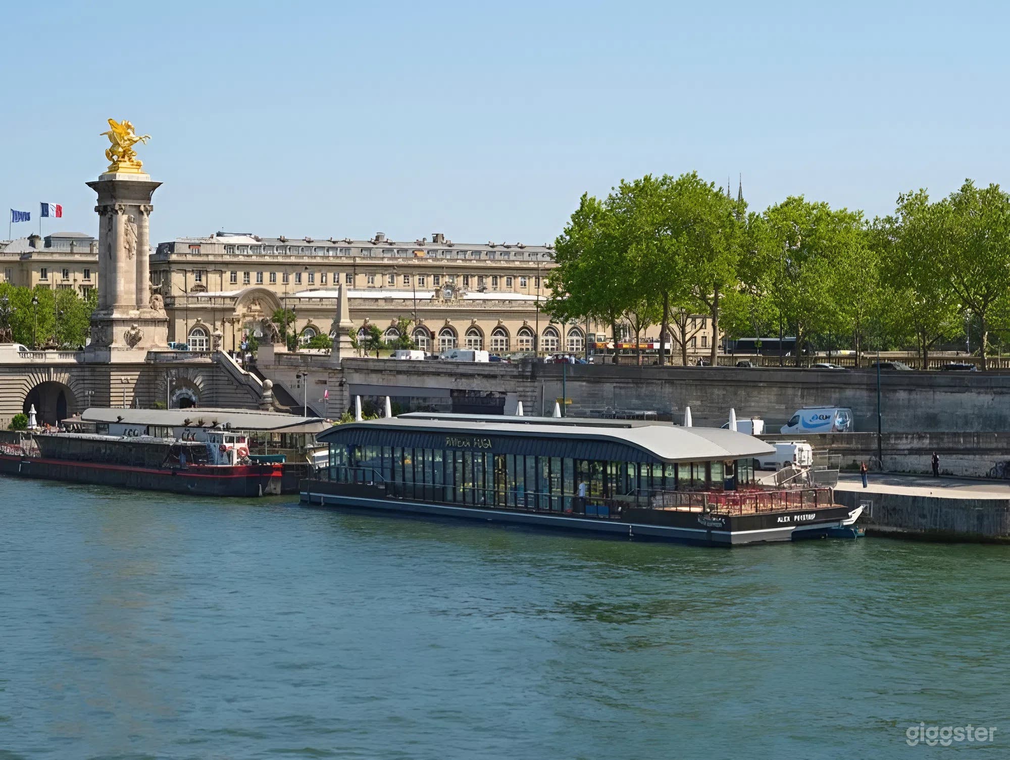 Photo de Péniche complète avec restauration, terrasse & espaces événementiels 1