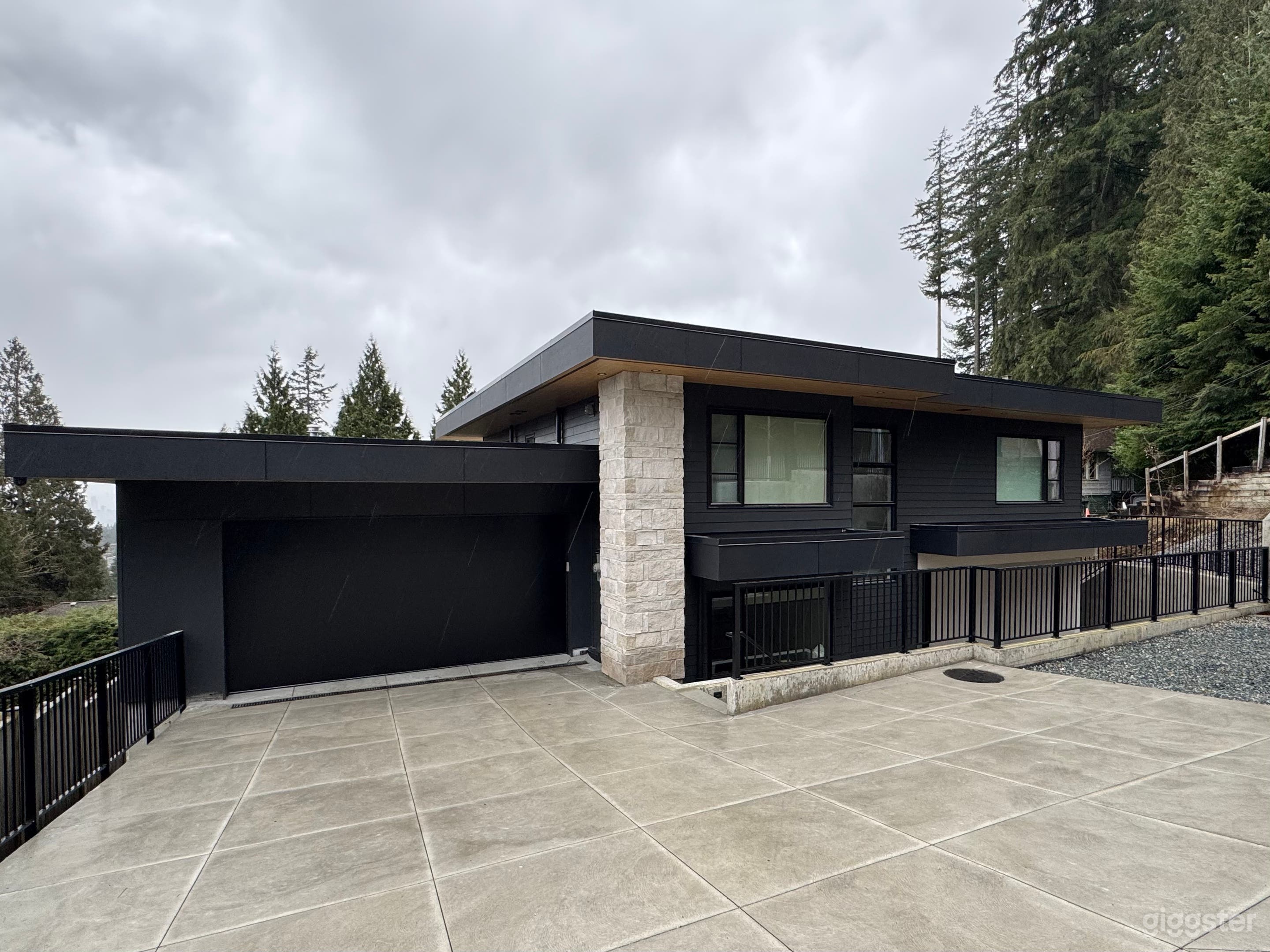 Modern Residence Photo 2