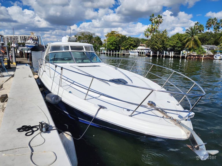  Luxury Yacht for Photoshoots, Proposals & Cruises 