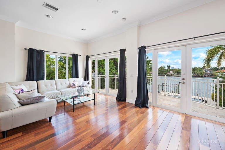  WATERFRONT PARADISE: VILLA CHANEL 