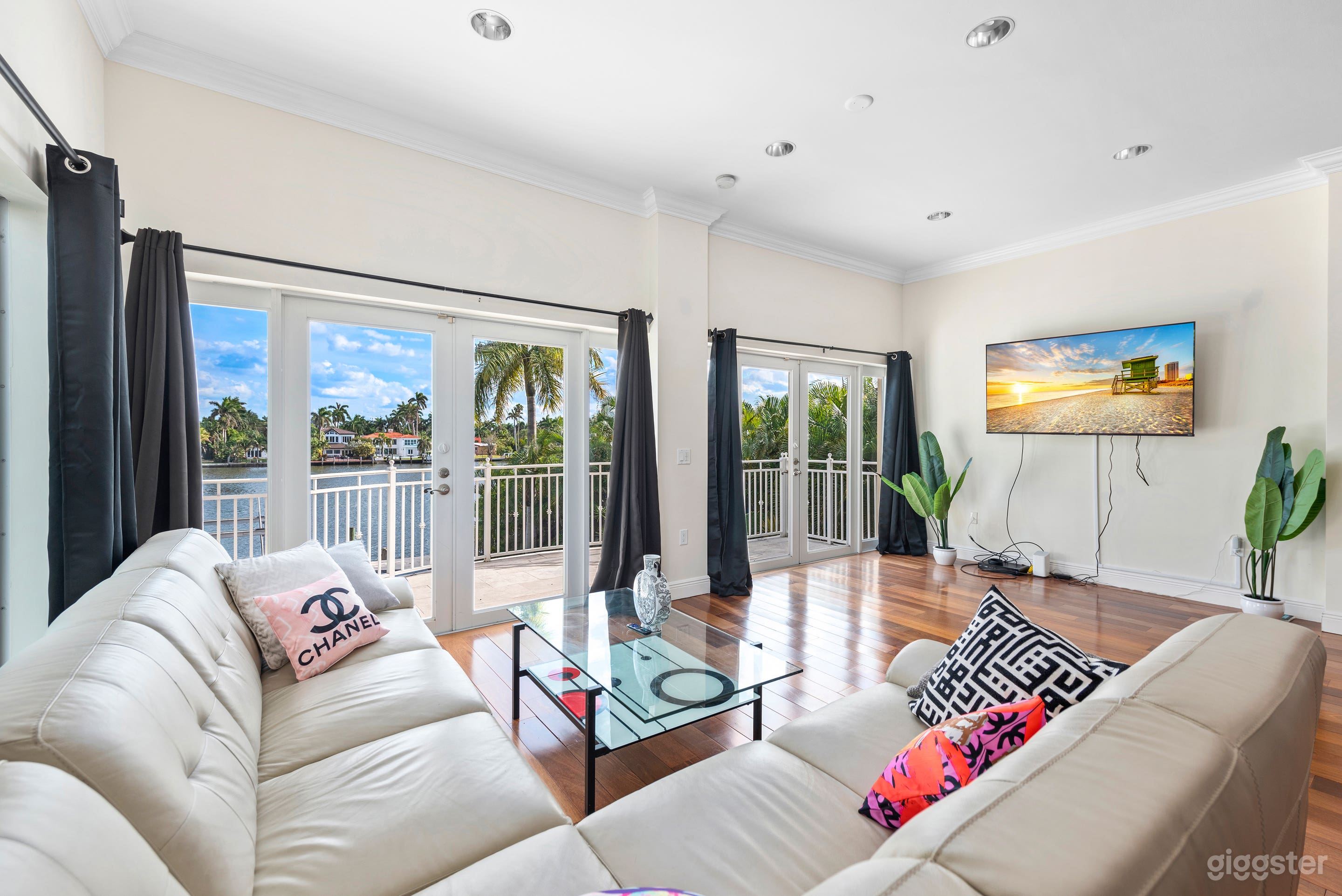 WATERFRONT PARADISE: VILLA CHANEL Photo 4