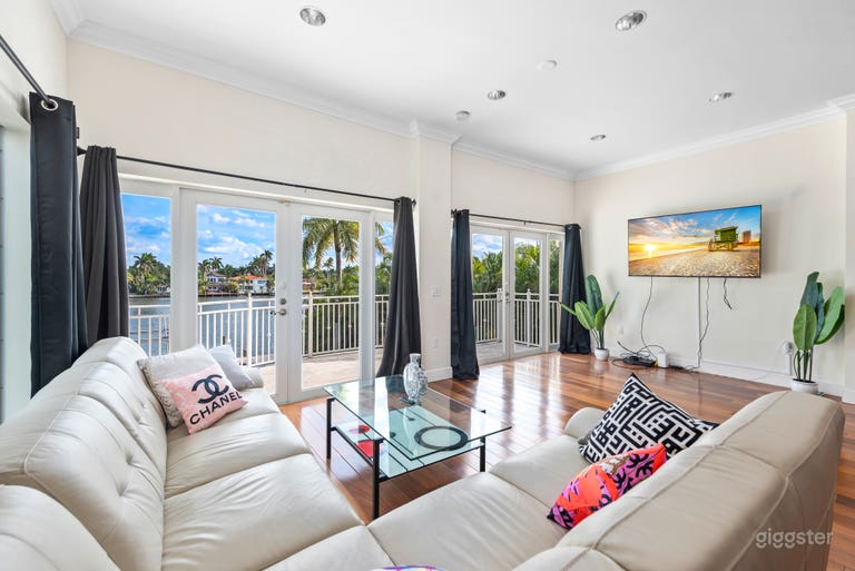  WATERFRONT PARADISE: VILLA CHANEL 