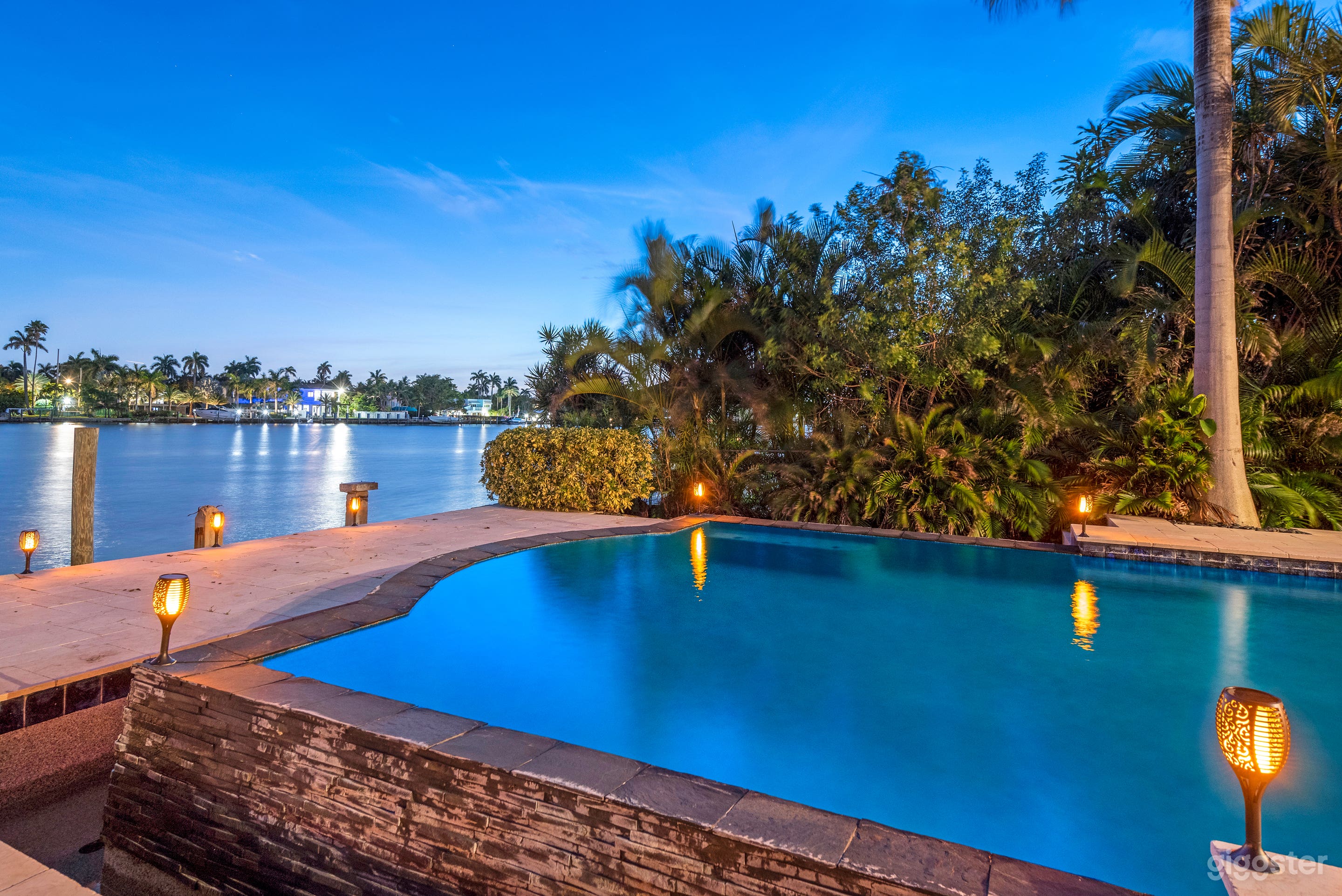 WATERFRONT PARADISE: VILLA CHANEL Photo 2