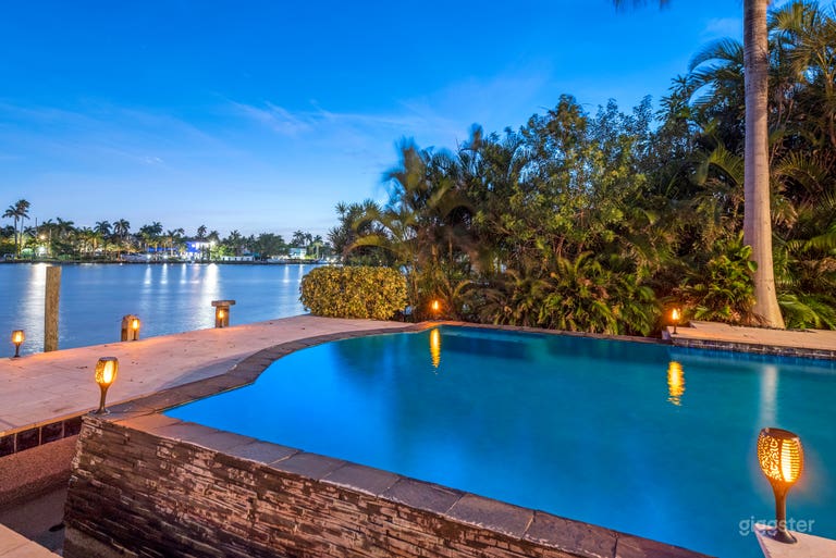  WATERFRONT PARADISE: VILLA CHANEL 