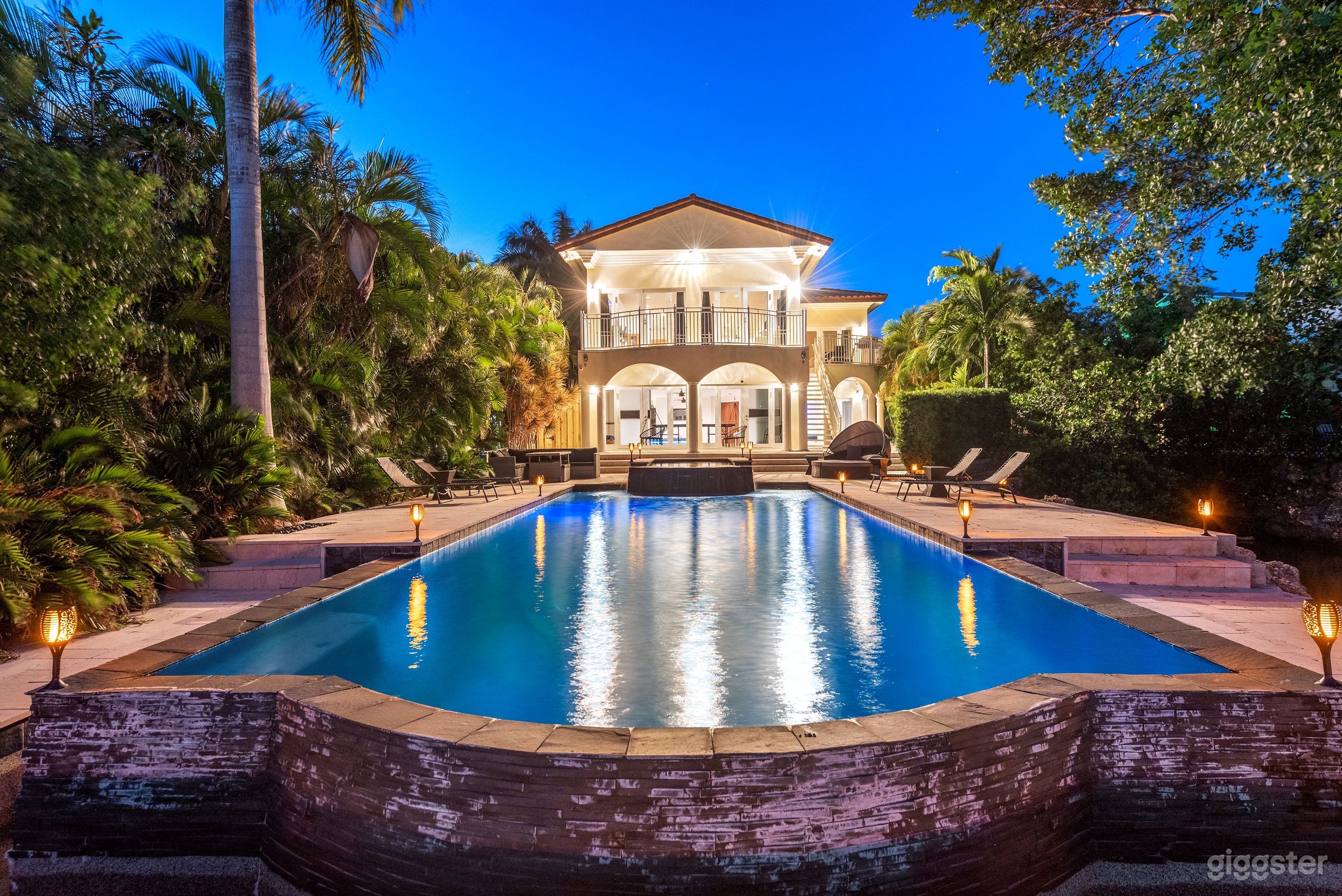 WATERFRONT PARADISE: VILLA CHANEL Photo 3