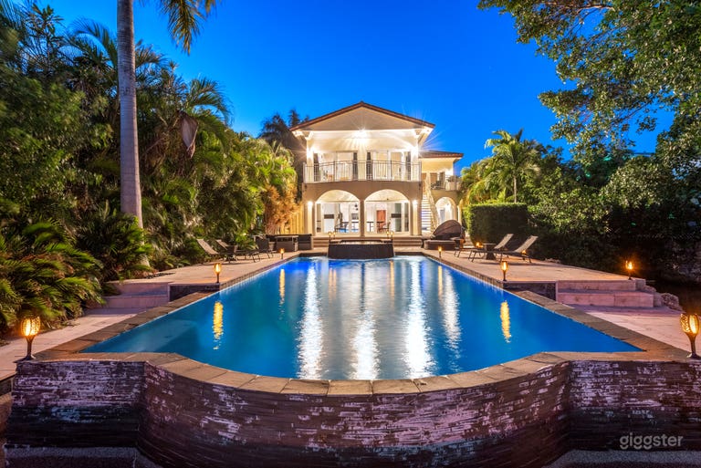  WATERFRONT PARADISE: VILLA CHANEL 