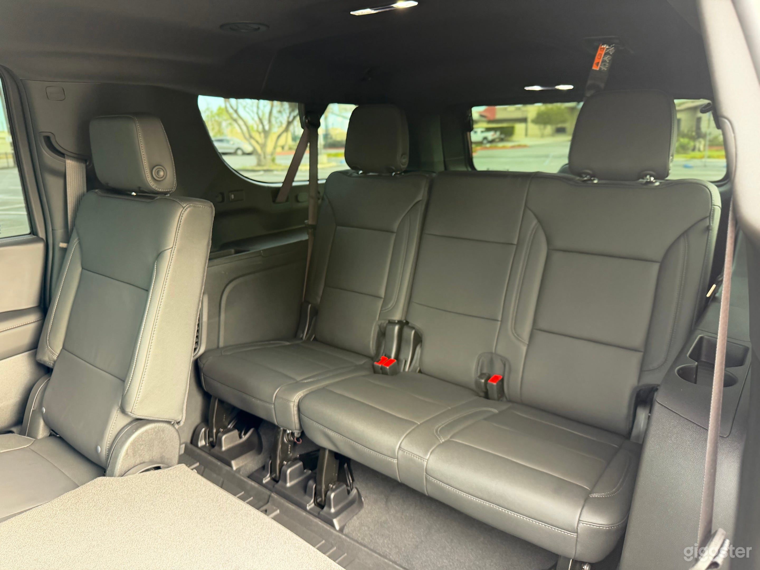 2026 Chevrolet Suburban Photo 4