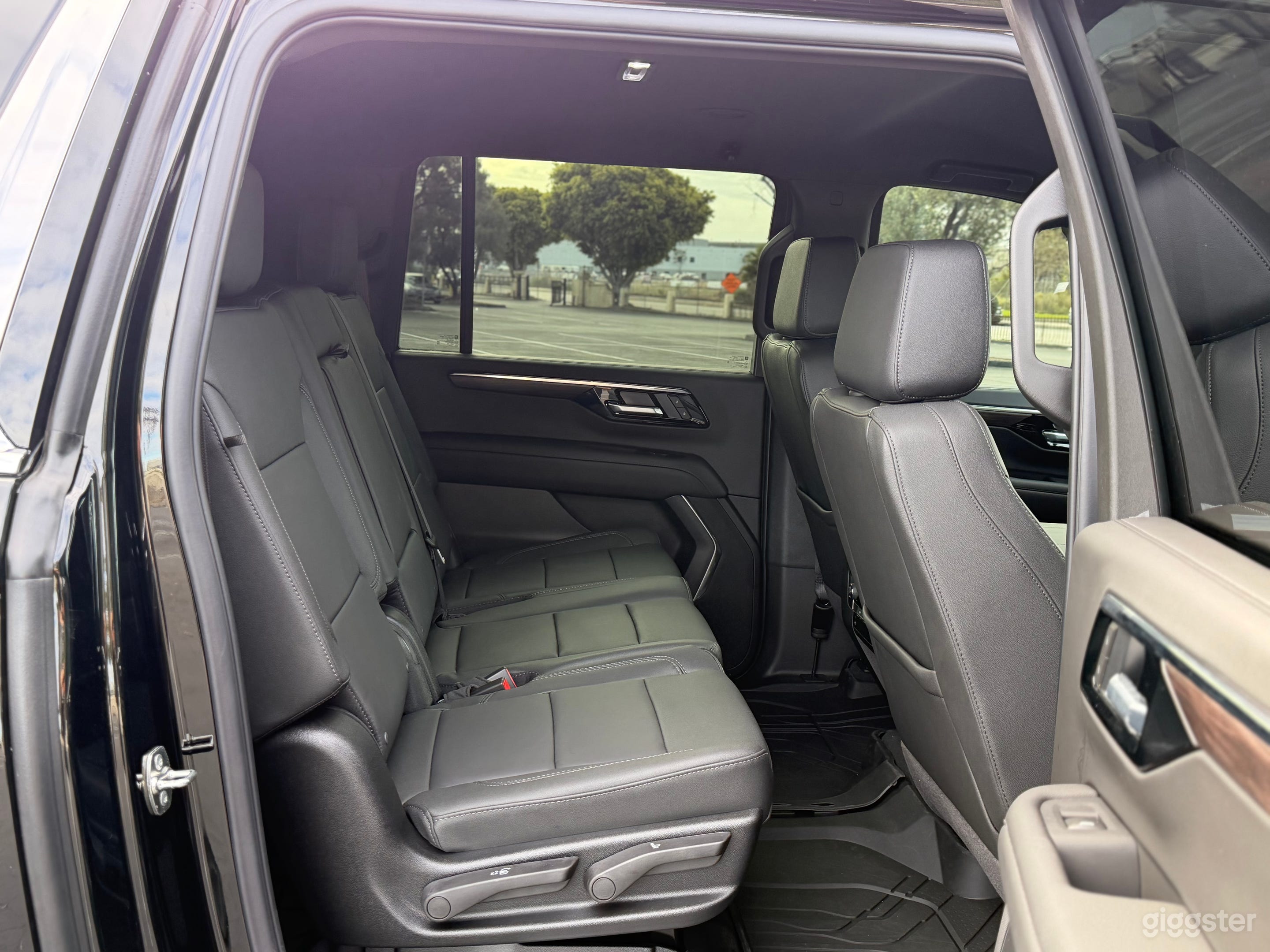 2026 Chevrolet Suburban Photo 2