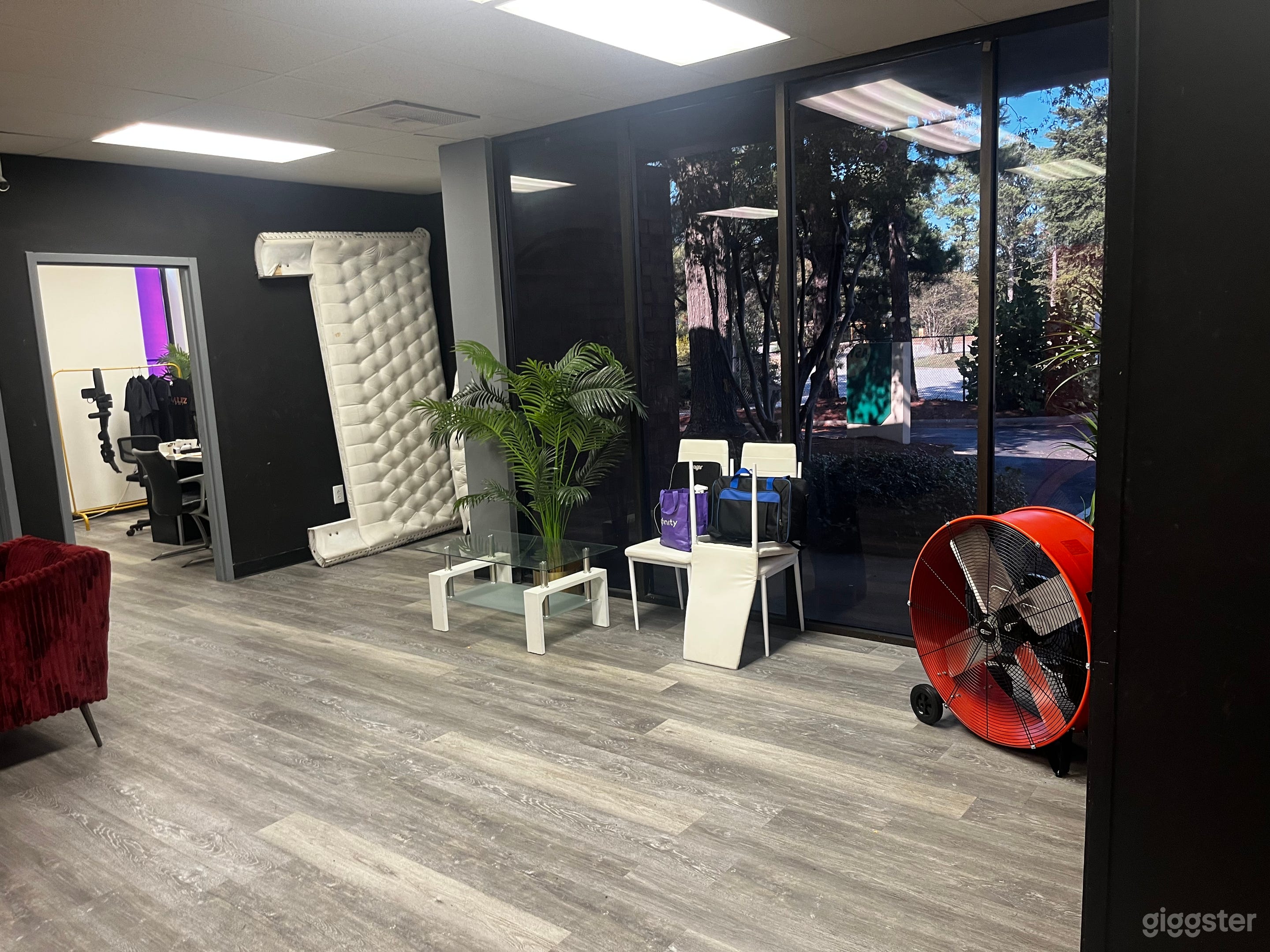 Versatile Warehouse Studio – Epic Shoots Here! 🎬 Photo 2