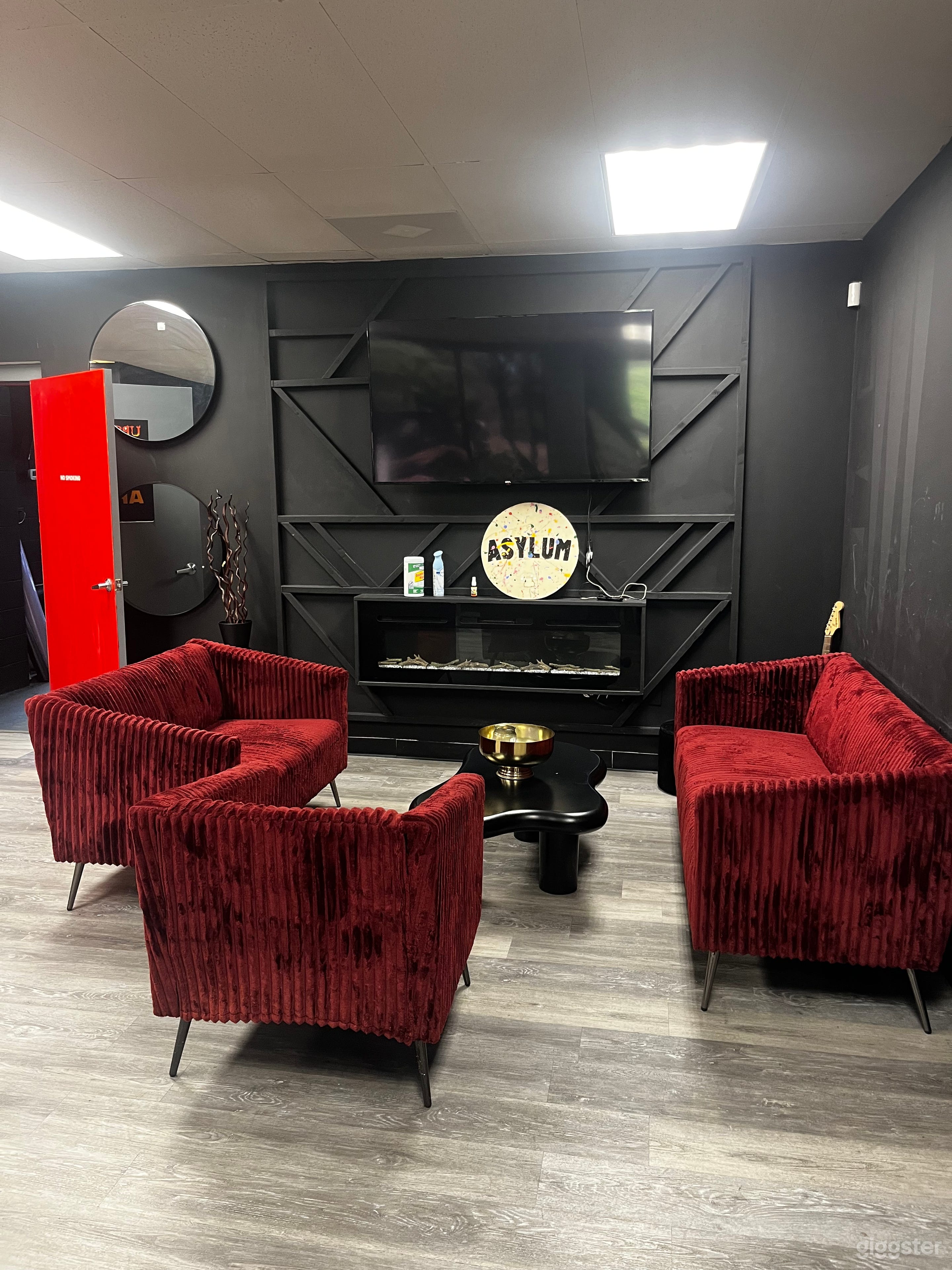 Versatile Warehouse Studio – Epic Shoots Here! 🎬 Photo 4